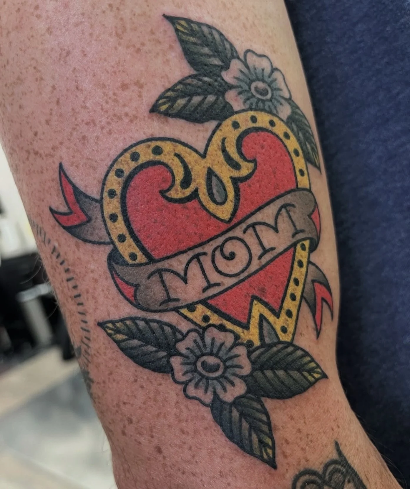 Mom heart by @loganhowardtattooer To book with Logan, message him directly

#kelowna #kelownatattoo #okanagantattoo