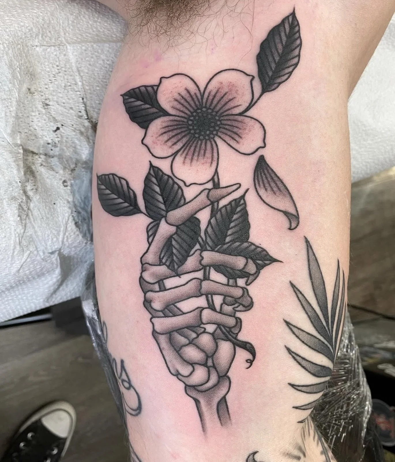 Skeleton with flowers by @loganhowardtattooer To book with Logan, message him directly.

#kelowna #kelownatattoo #okanagantattoo #skeletonhand