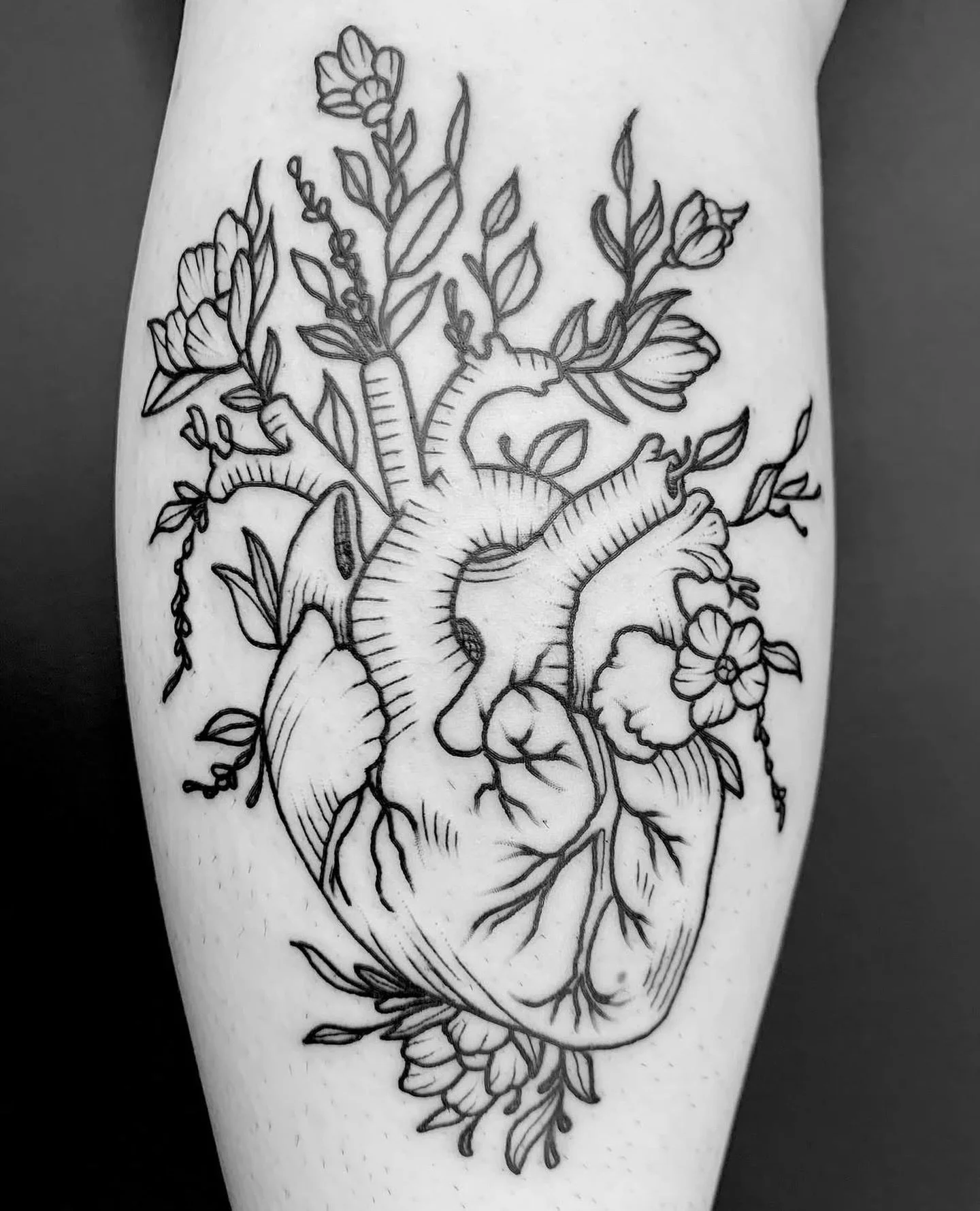 Flower heart by @brianjouberttattoos To book with Brian, message him directly.

#kelowna #kelownatattoo #okanagantattoo #hearttattoo