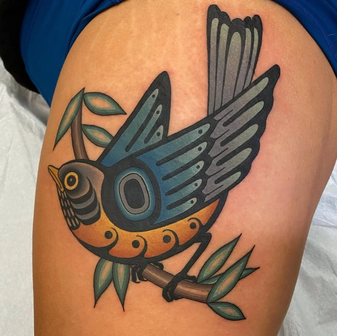 Robin by @loganhowardtattooer To book with Logan, message him directly.

#kelowna #kelownatattoo #okanagantattoo #robintattoo #formline
