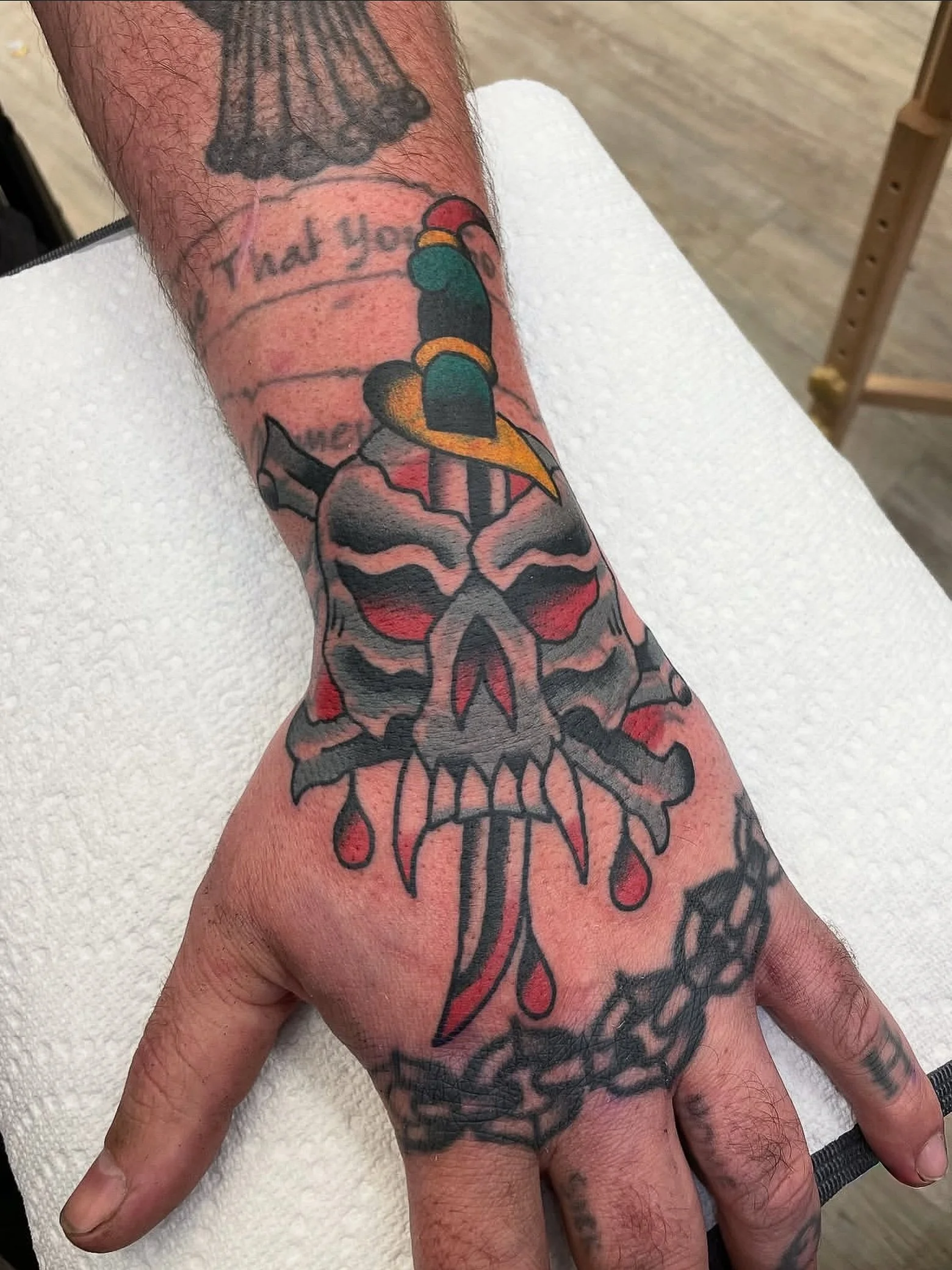 Handjob by @_andrew.mcdonald_ To book with Andrew, message him directly.

#kelowna #kelownatattoo #okanagantattoo #skulltattoo #handtattoo