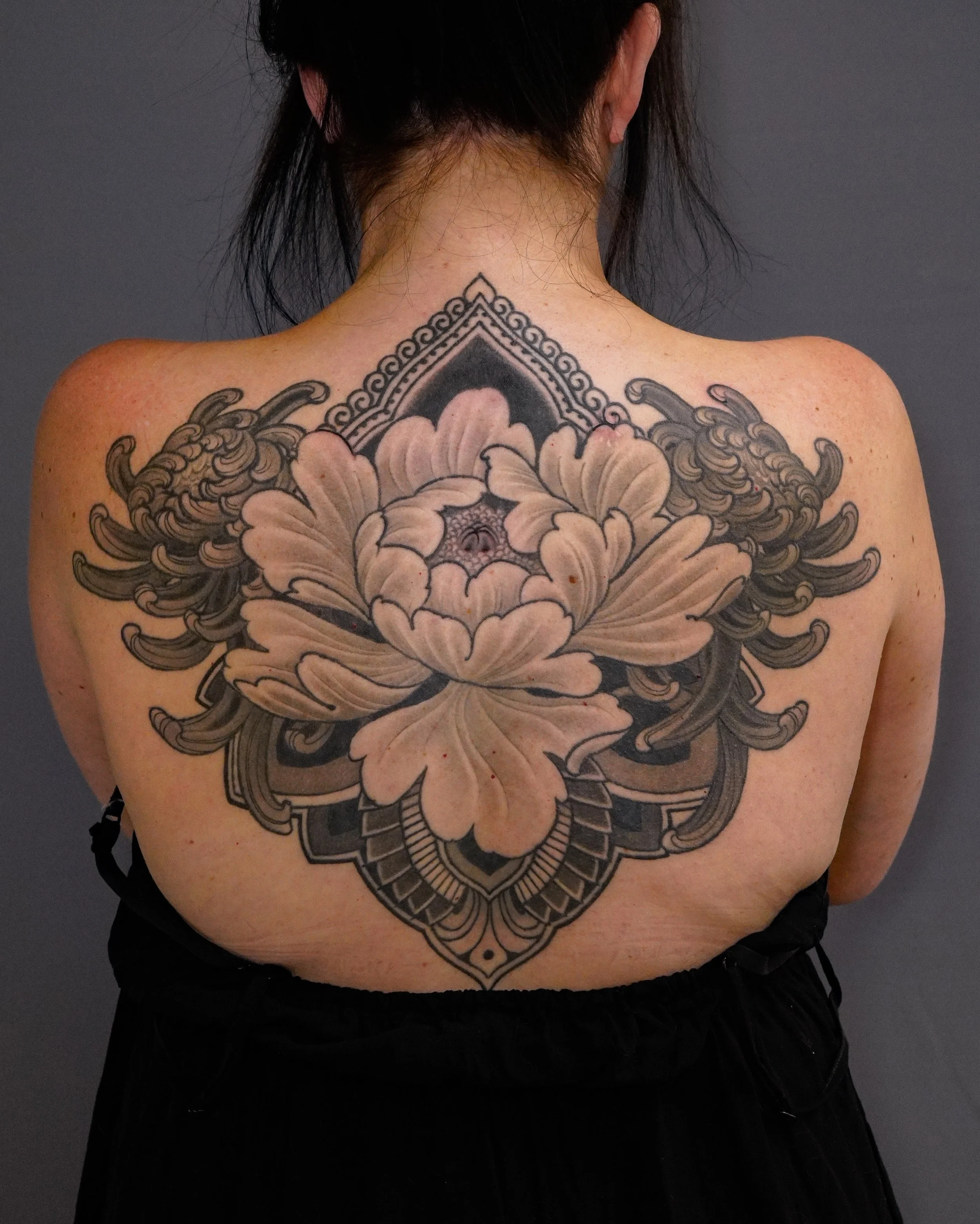 Flowers by @kylehoffarth To book with Kyle, message him directly.

#kelowna #kelownatattoo #okanagantattoo #peonyflower #floraltattoo