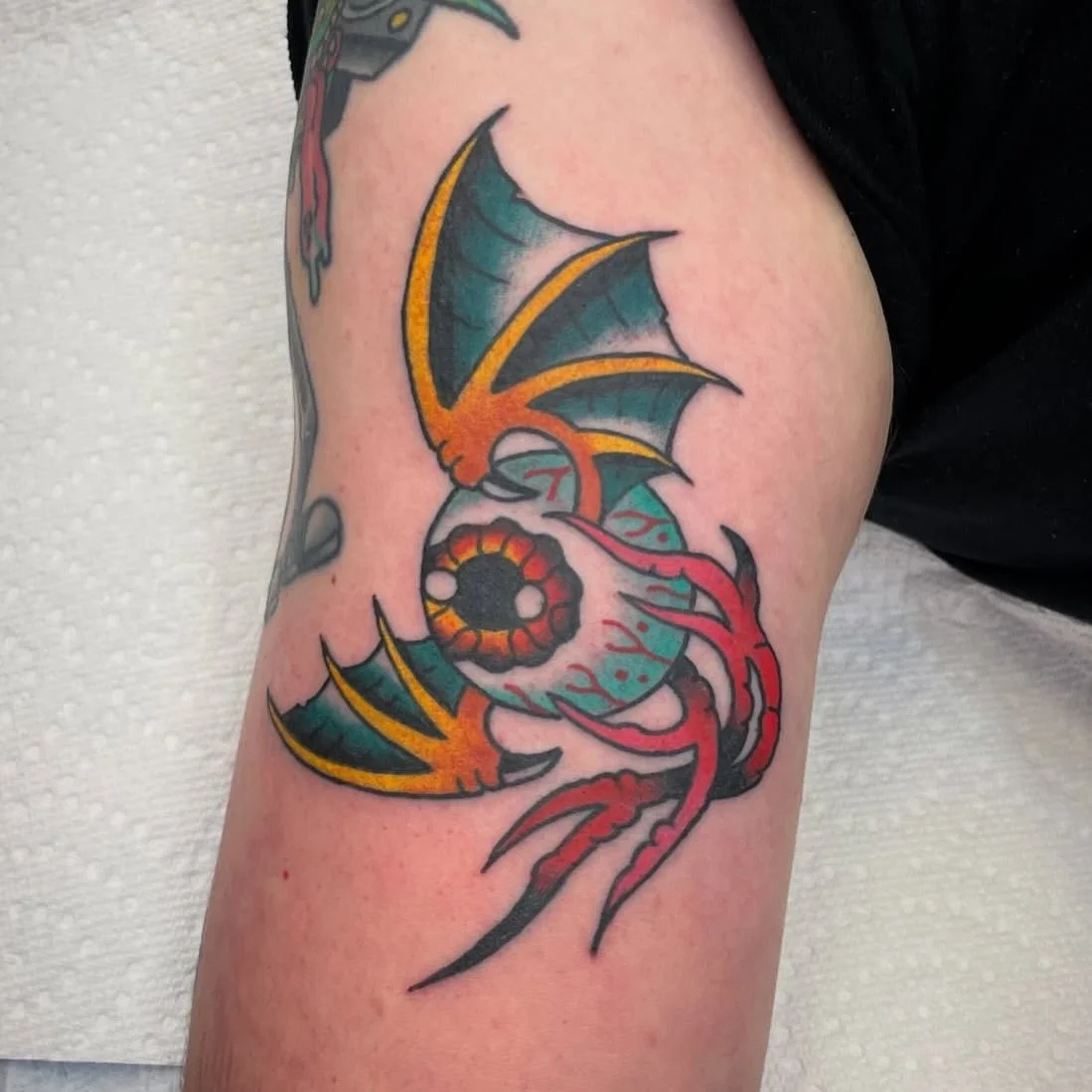 Flying eye by @_andrew.mcdonald_ To book with Andrew, message him directly.

#kelowna #kelownatattoo #okanagantattoo #eyeball #slimeball