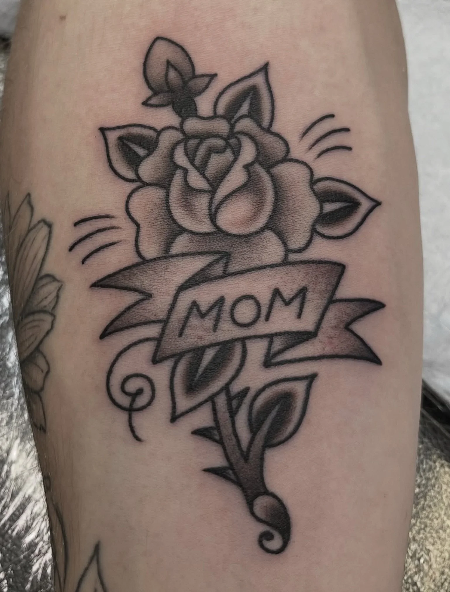 Rose classic by @loganhowardtattooer To book with Logan, message him directly.

#kelowna #kelownatattoo #okanagantattoo #rosetattoo