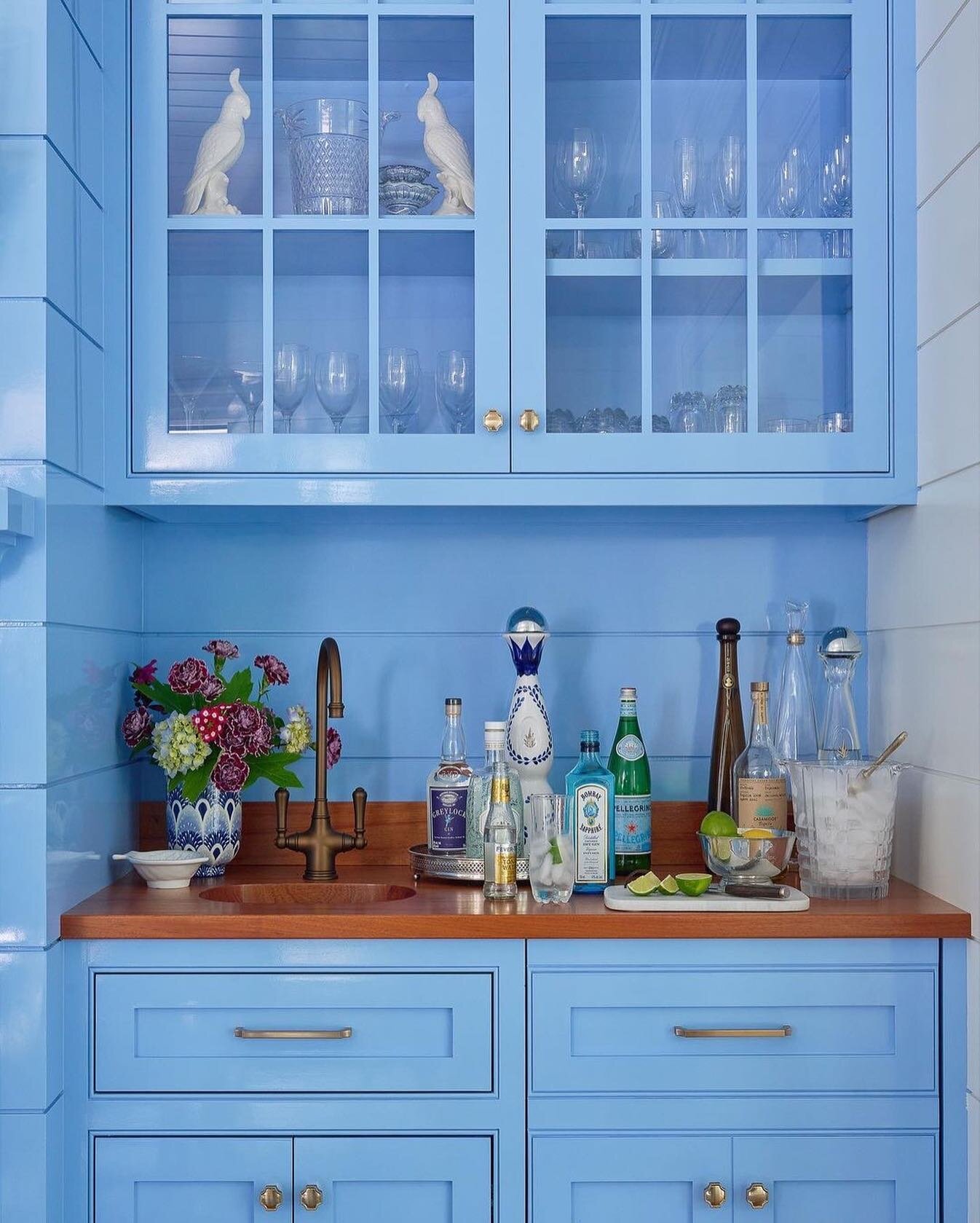 This hydrangea blue lacquered bar in the dining room of our #osterville project is one of our ALL time favorites!  We couldn&rsquo;t be more thrilled to have this project featured in one of my favorite @nehomemagazine issues, Cape &amp; Islands, out 