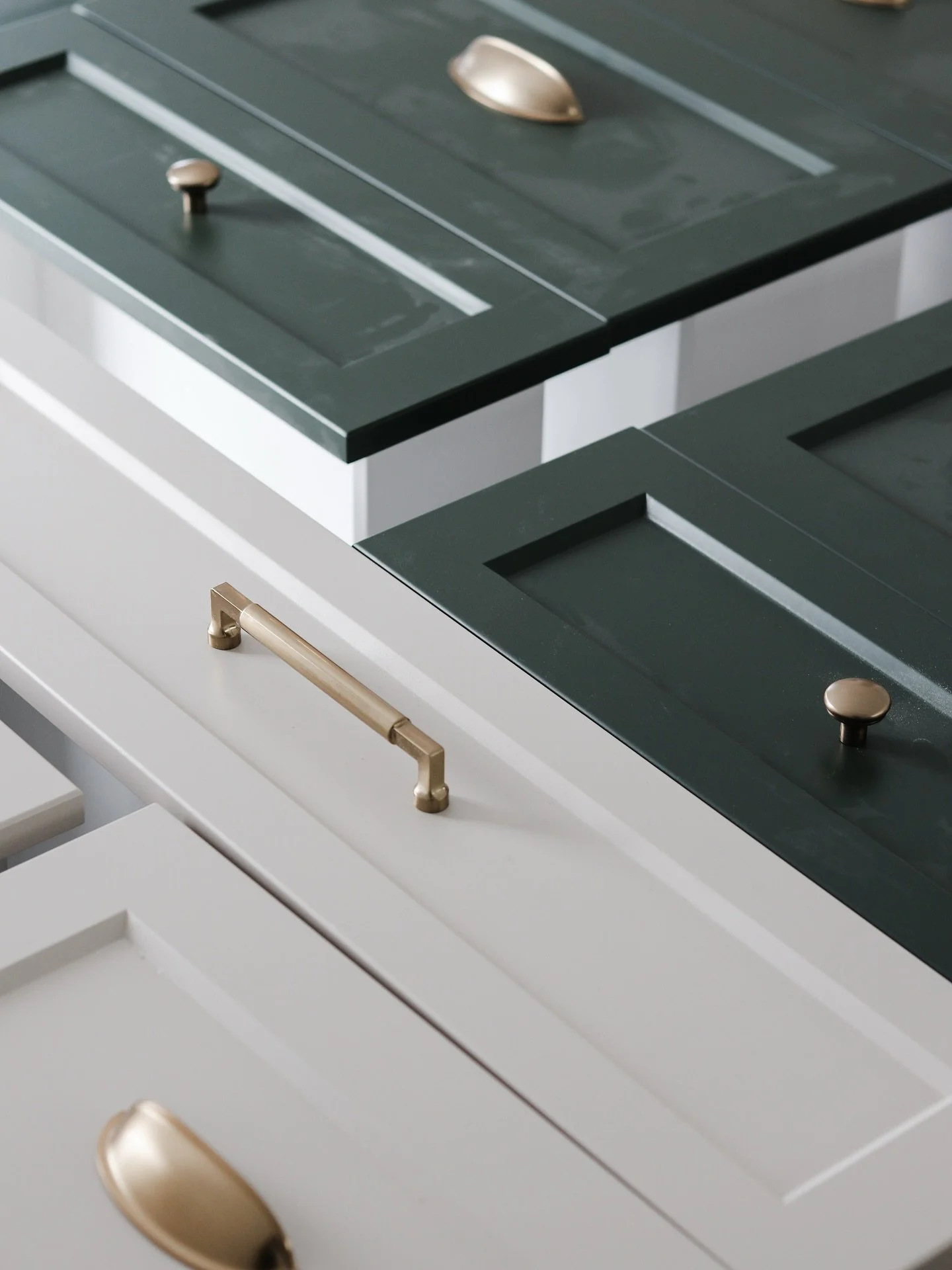 Project Winston job site shots this week👇🏻

📸 Kitchen drawer fronts with multitone colours and perfect @topknobs honey bronze hardware
📸 We think we&rsquo;ve found our favourite luxury vinyl flooring! Kudos to @twelveoaksflooring for this beauty 