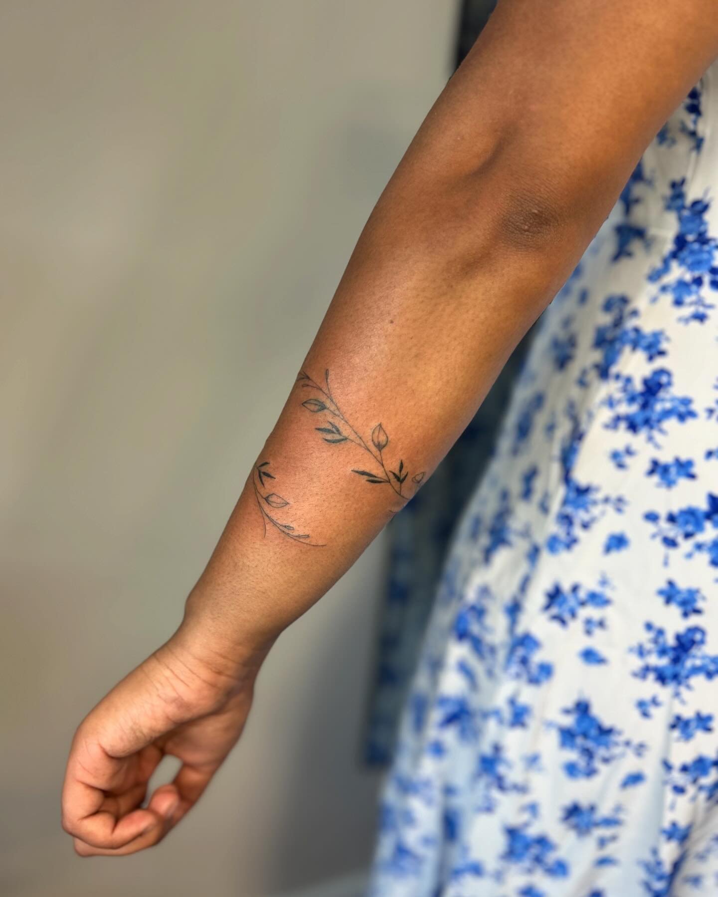 A lovely wrap around vine bracelet with her birth flower 
🌸🍃 

#sanctuarystudio #tattoos #tattoo #tattooartist #tattooapprentice #tattoobracelet #wraparoundtattoo #wraparoundtattoos #birthflower #birthflowertattoo