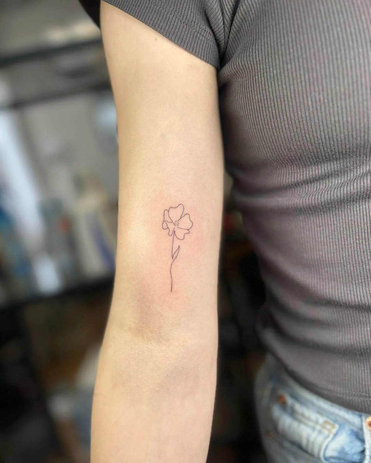 A dainty single line violet💜💜 #sanctuarystudio #sanctuarystudioyqr #tattoo #tattoos #tattooartist #tattooapprentice #violet #flower #flowertattoo #flowertattoos