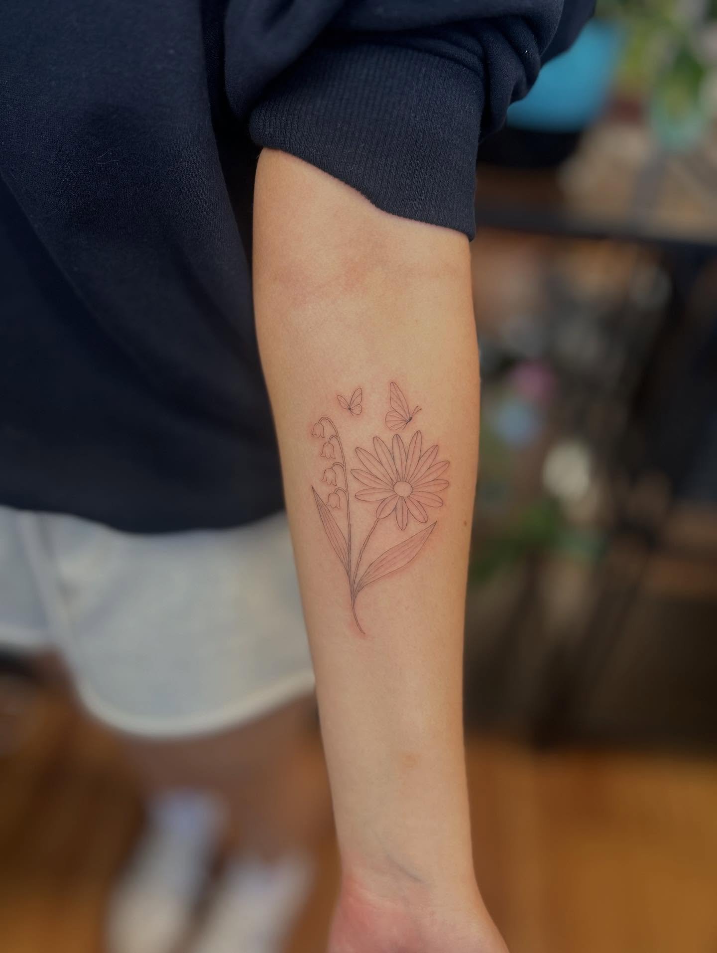 🌼🦋 #sanctuarystudio #yqr #yqrtattoo #yqrtattoos #tattoo #tattoos #tattooartist #tattooapprentice #flowers #flowertattoo