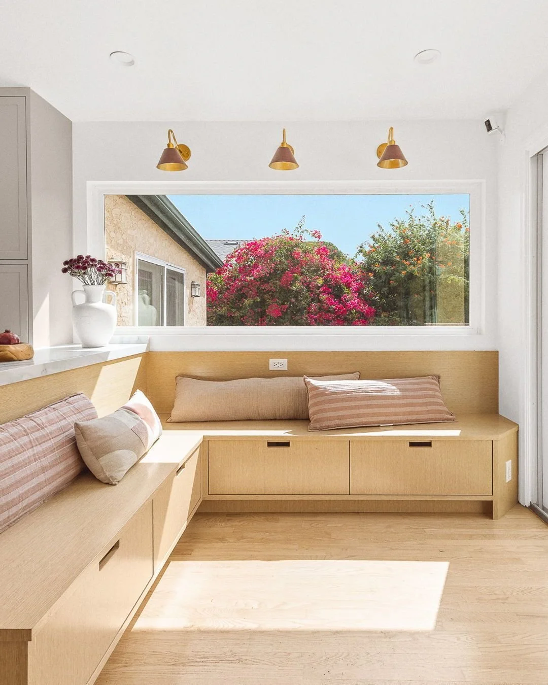 It may be pumpkin season, but this recently completed project is screaming spring with that beautiful picture window view 🌸 

#breakfastnookgoals #whiteoakdesign #warmminimalism