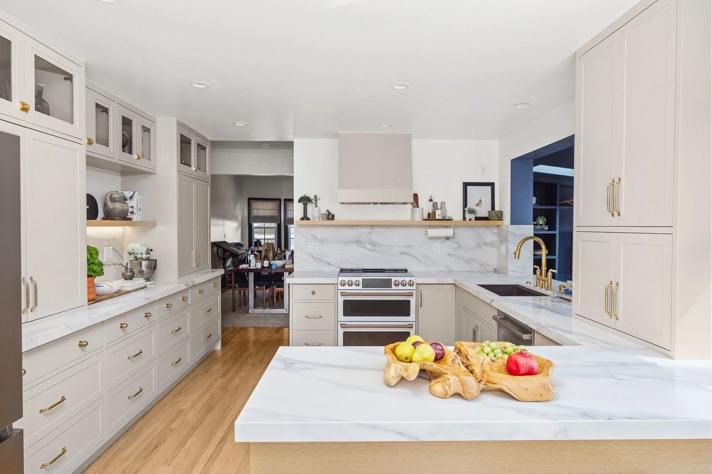 Happy Monday! A moment of appreciation for this beautiful custom kitchen. We are so excited to see our client's beautiful vision come to life - thank you for allowing Coram to #BuildYourVision 

#customcabinetry #insetcabinets #interiordesigninspo