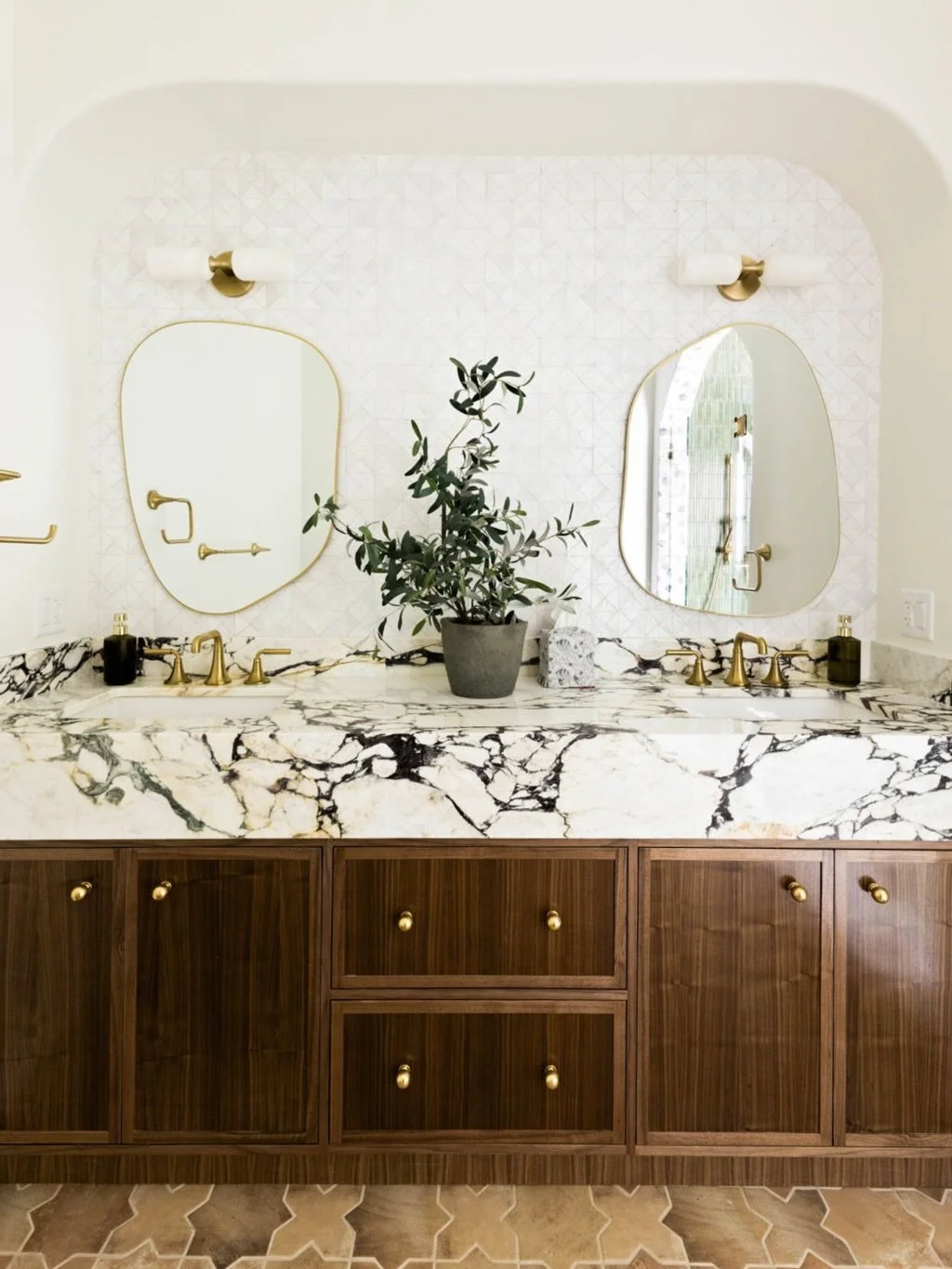 This bathroom had a full rework: the footprint, layers of structural changes, and countless intentional details. It came together to make this space feel more elevated and intentional. 

Swipe to see the vanity before her makeover

📸: @engel.studios