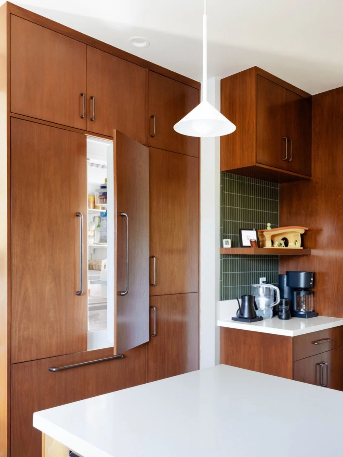 Mid century meets the creamy warmth of the finishes in our client's kitchen 🤎

📸: @engel.studios