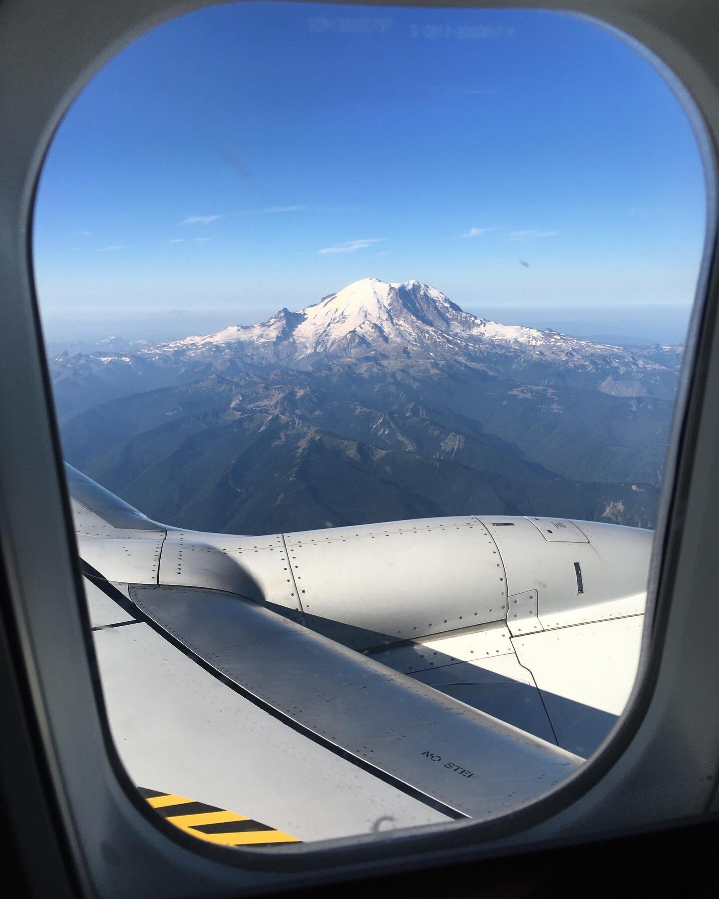 there are a lot of pretty mountains in this world but none says *home* quite like mount rainier. 

#pnw #washington #hellogorgeous