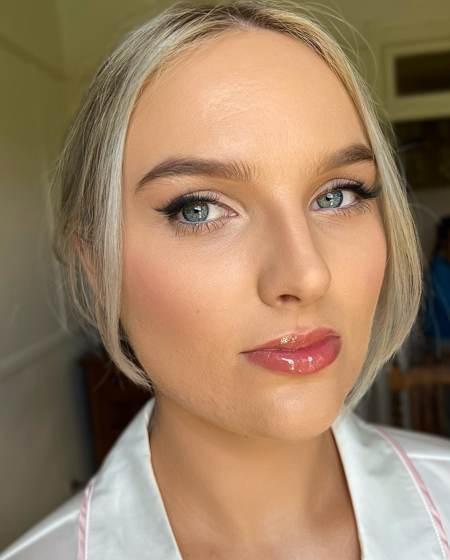 All for letting the wing be your statement piece when it comes to your wedding day makeup. Congratulations Beautiful Charley! 

Key products: 
@hourglasscosmetics Veil Primer
@charlottetilbury Airbrush flawless Foundation 
@westmanatelier Baby Cheeks