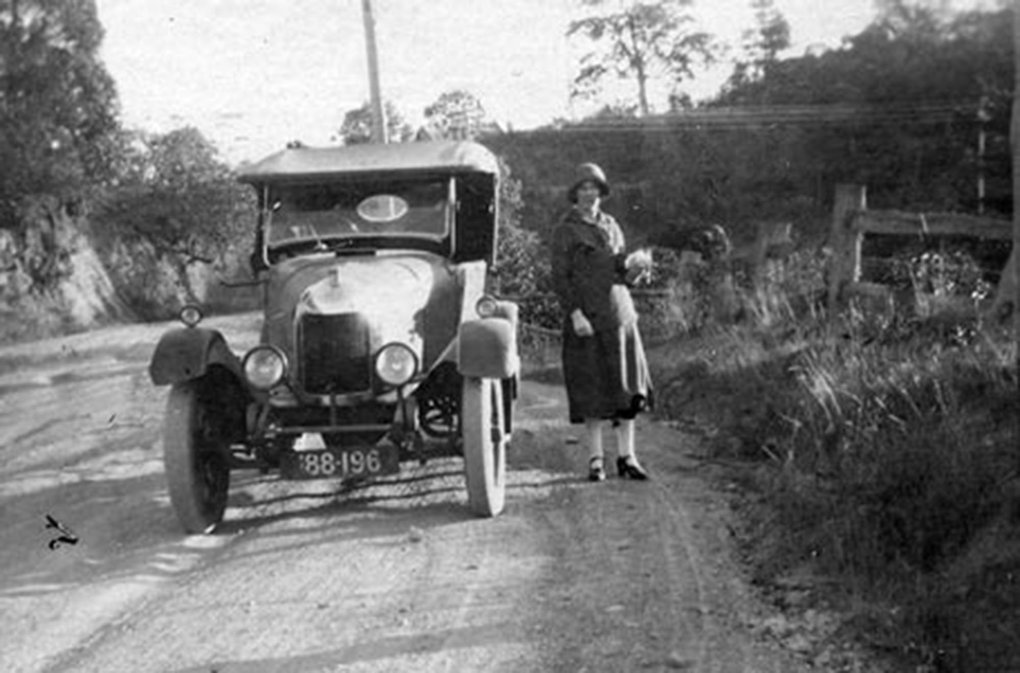 1920-Dorothy-Gartrell-and-bullnosed-Morris-Cowley-on-road-to-Mt-Canobolas.jpeg