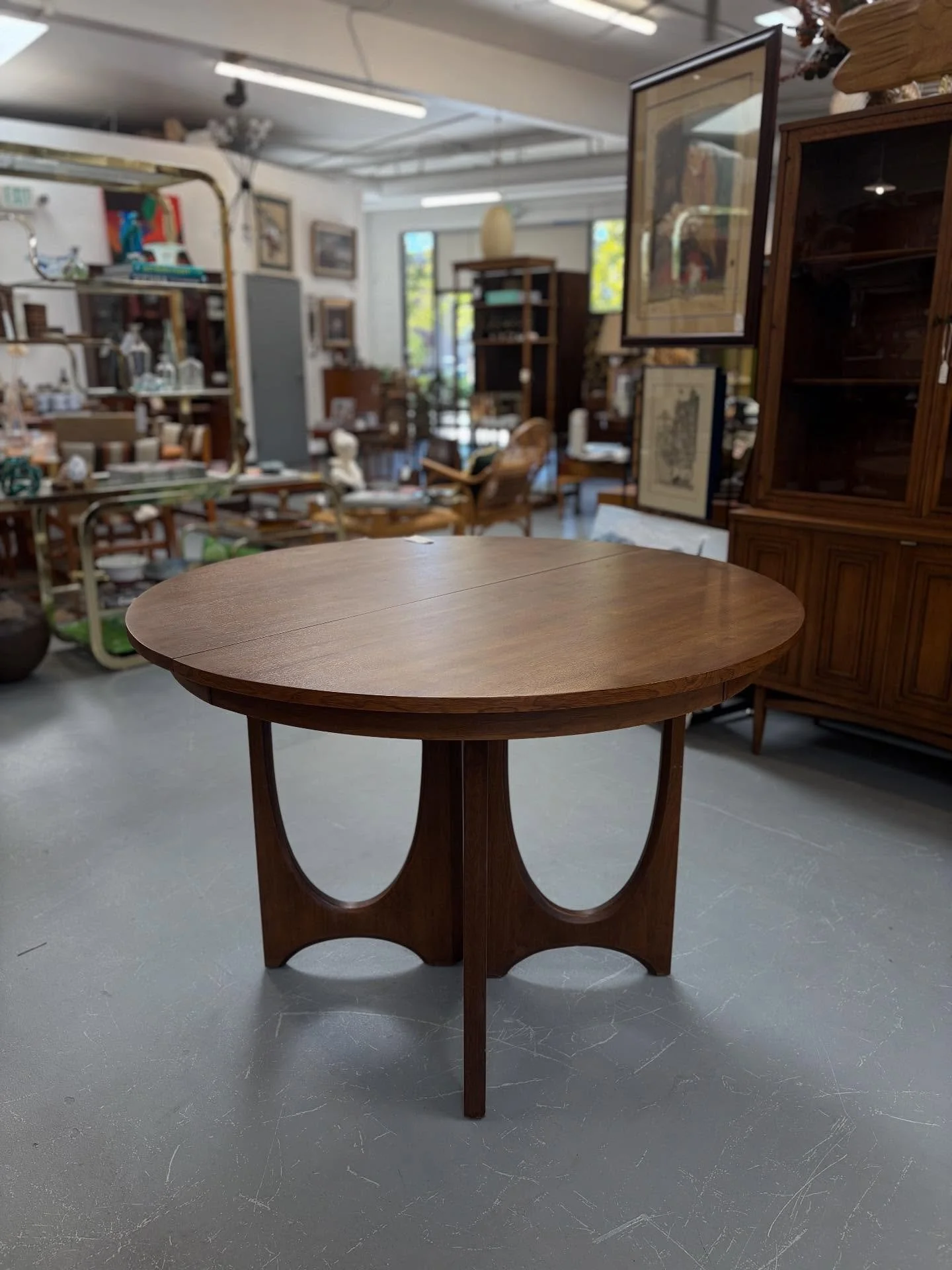 Broyhill Brasilia walnut dining table w/3 extension leaves. 44.5&rdquo; x 44.5&rdquo; closed up to 80&rdquo; x 44.5&rdquo; with all 3 leaves, seating for 4 to 8.
(Also available, 6 matching Broyhill Brasilia walnut dining chairs as shown in photos.)