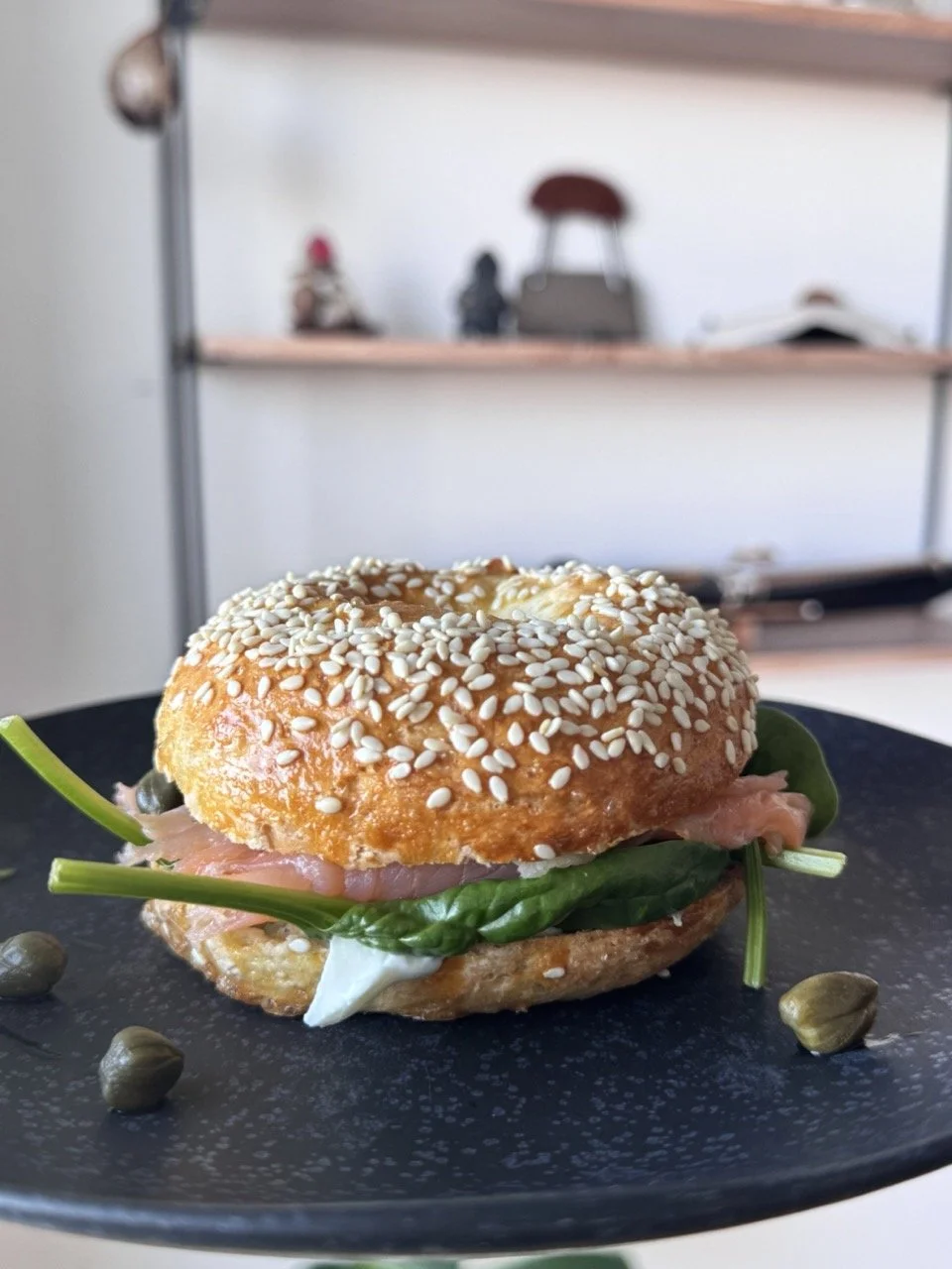 Hjemmelavet bagel med laks