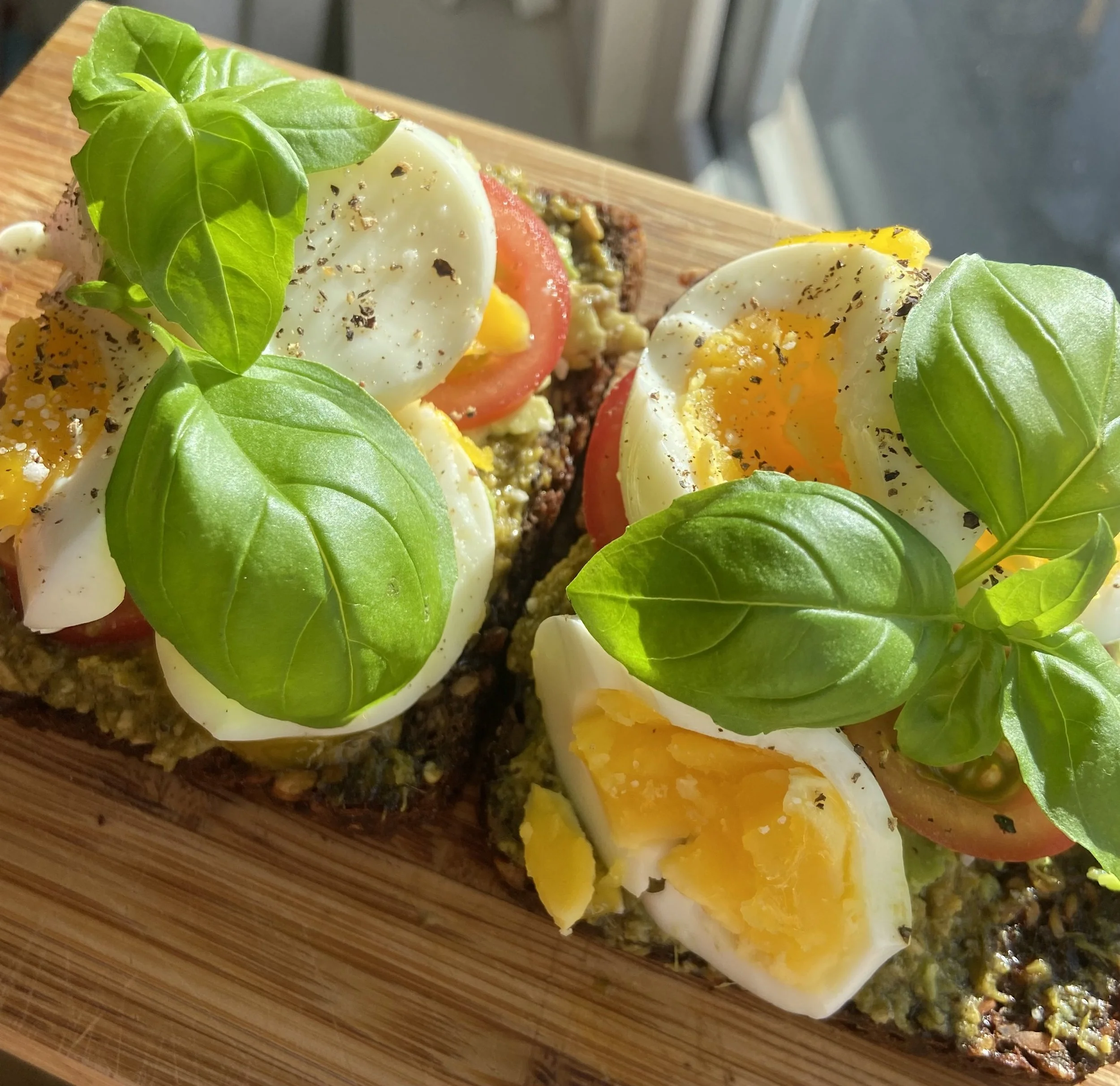 Rugbrød med æg og pesto