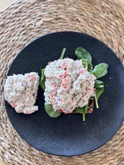 Rugbrød med hjemmetrørt tunsalat