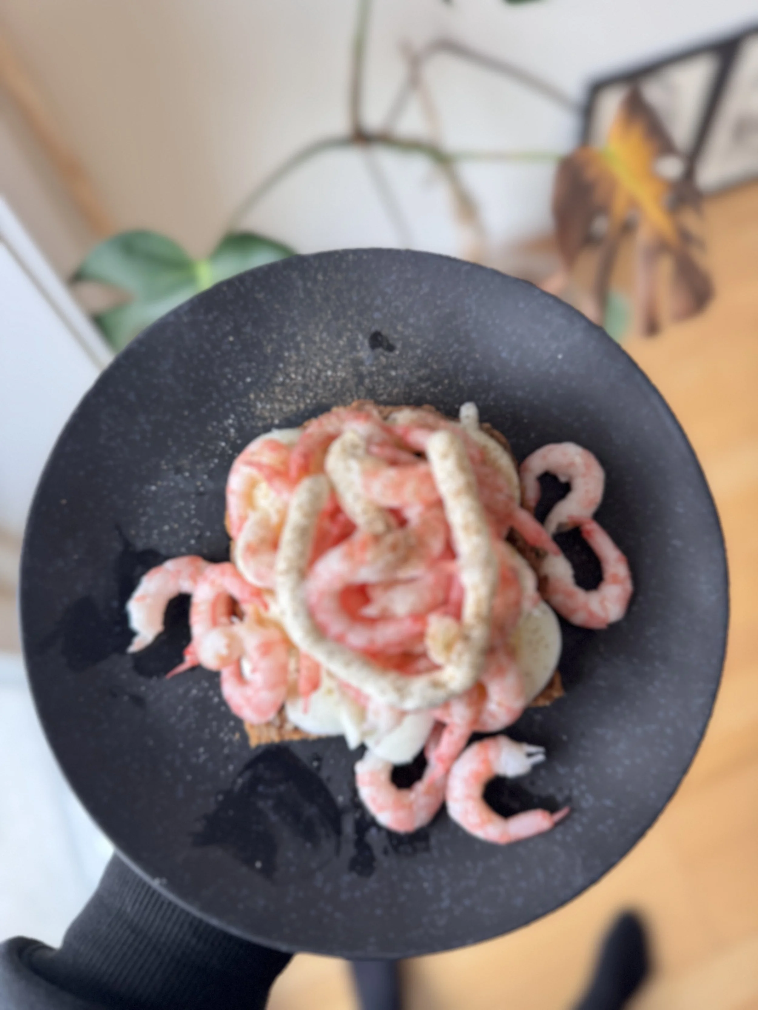 Rugbrød med æg og rejer