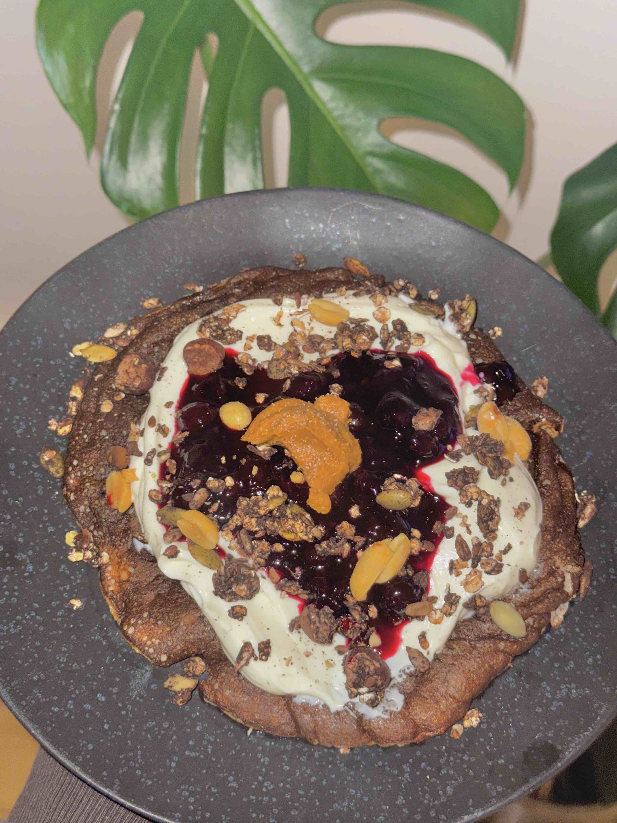 Bananpandekage med hjemmelavet kompot