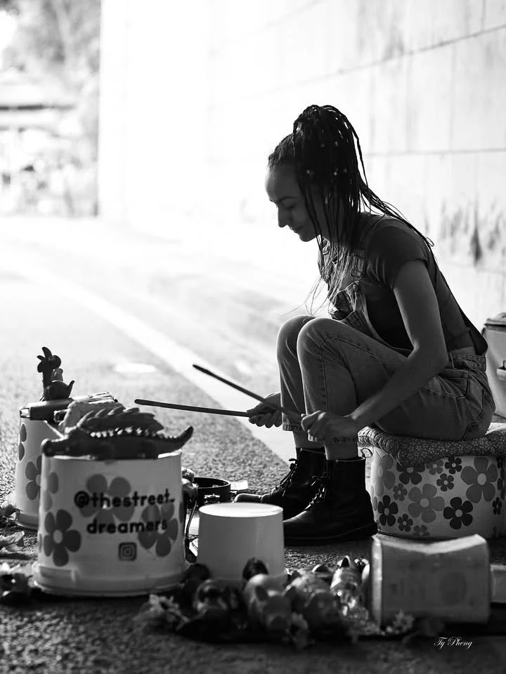 🥁🎶

Merci &agrave; Ty Pheng pour ces belles photos :)

#streetperformer #busking #streetartparis #buskinginparis #parisarturbain #streetdrummer