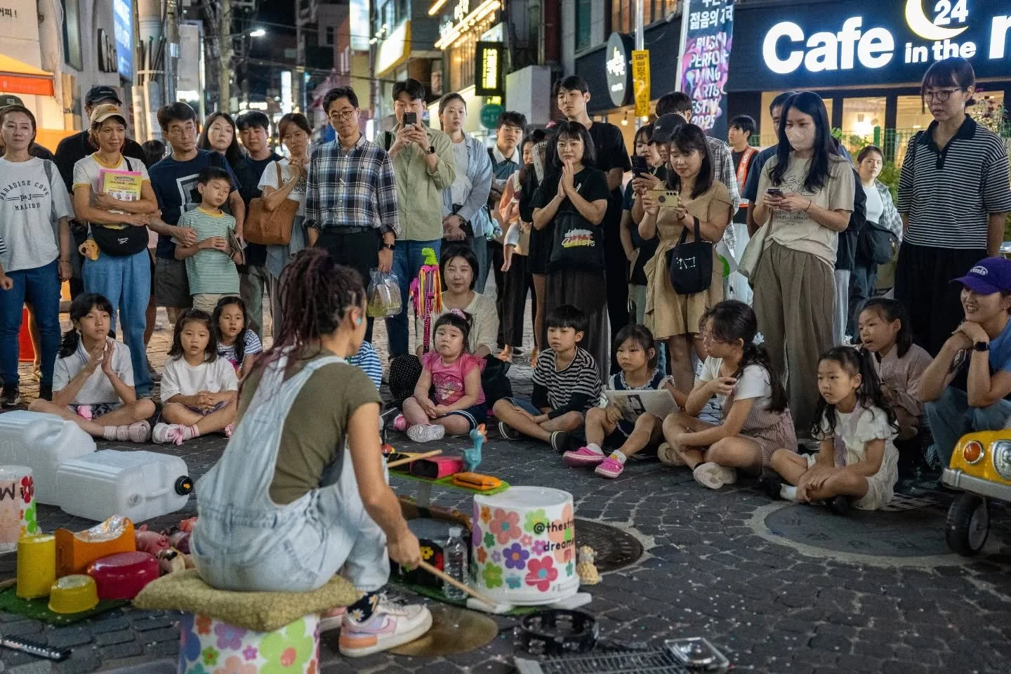 En septembre dernier, j&rsquo;ai eu la chance d&rsquo;&ecirc;tre invit&eacute;e &agrave; performer au Busan Performing Arts Festival en Cor&eacute;e du Sud ! ✨
C&rsquo;&eacute;tait totalement fou de jouer &agrave; l&rsquo;autre bout du monde, d&rsquo