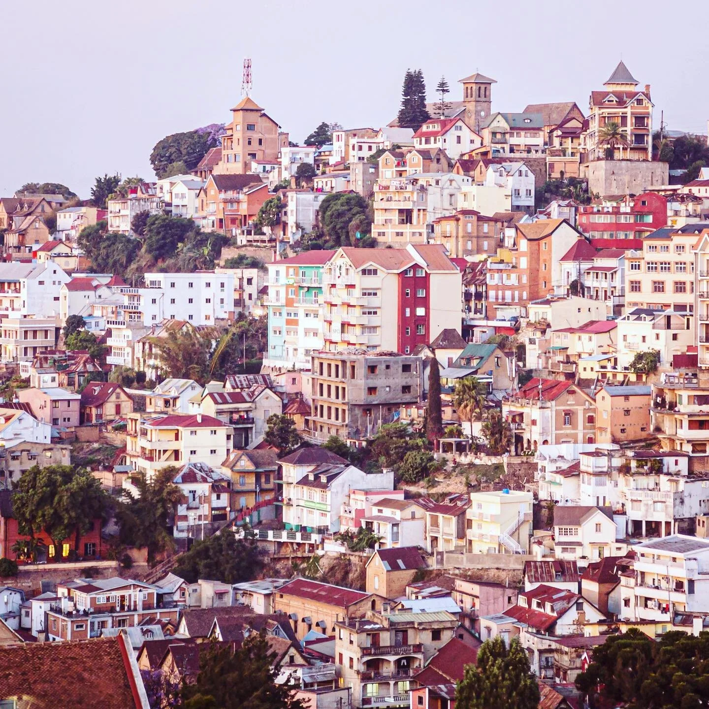 A city, like no other! TANA! 
.
#madagaskar #madagascar #cityfotografie #artgallery #gallery #photography #natgeo #nationalgeographic #leica #wishihadaleica #hasselblad #canon