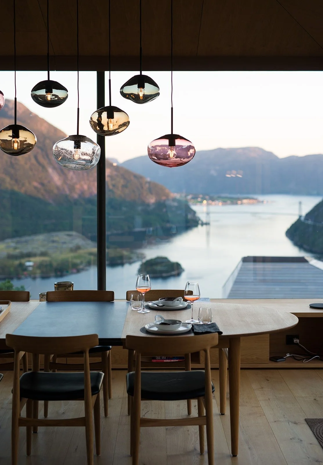 Dinnertable_with_a_view_Grand Lodge_thebolder-min.jpg