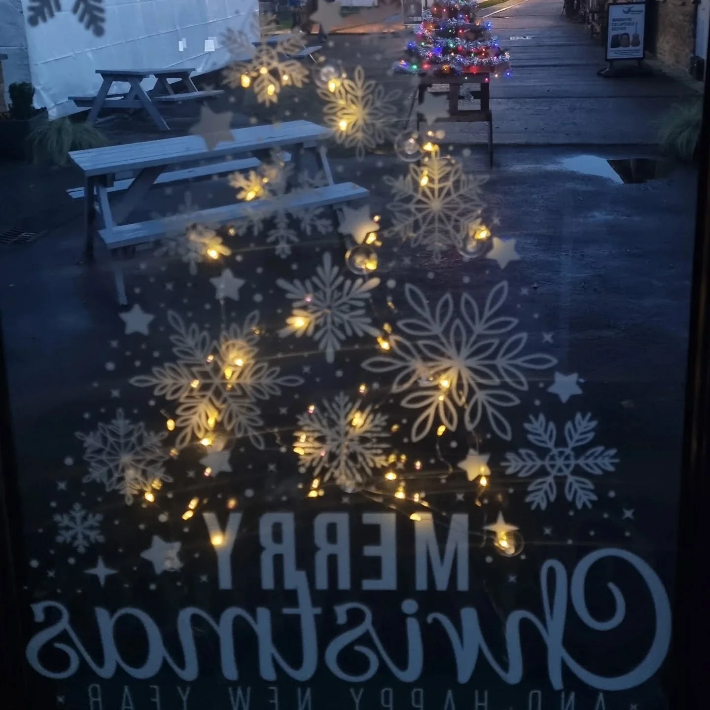 Twinkling lights, festive doors, and a little bit of pre-weekend magic&hellip; ✨🎄

The gallery is coming to life in anticipation of our Christmas weekend! Whether it&rsquo;s prints, gifts, or just soaking up the seasonal atmosphere, there&rsquo;s a 