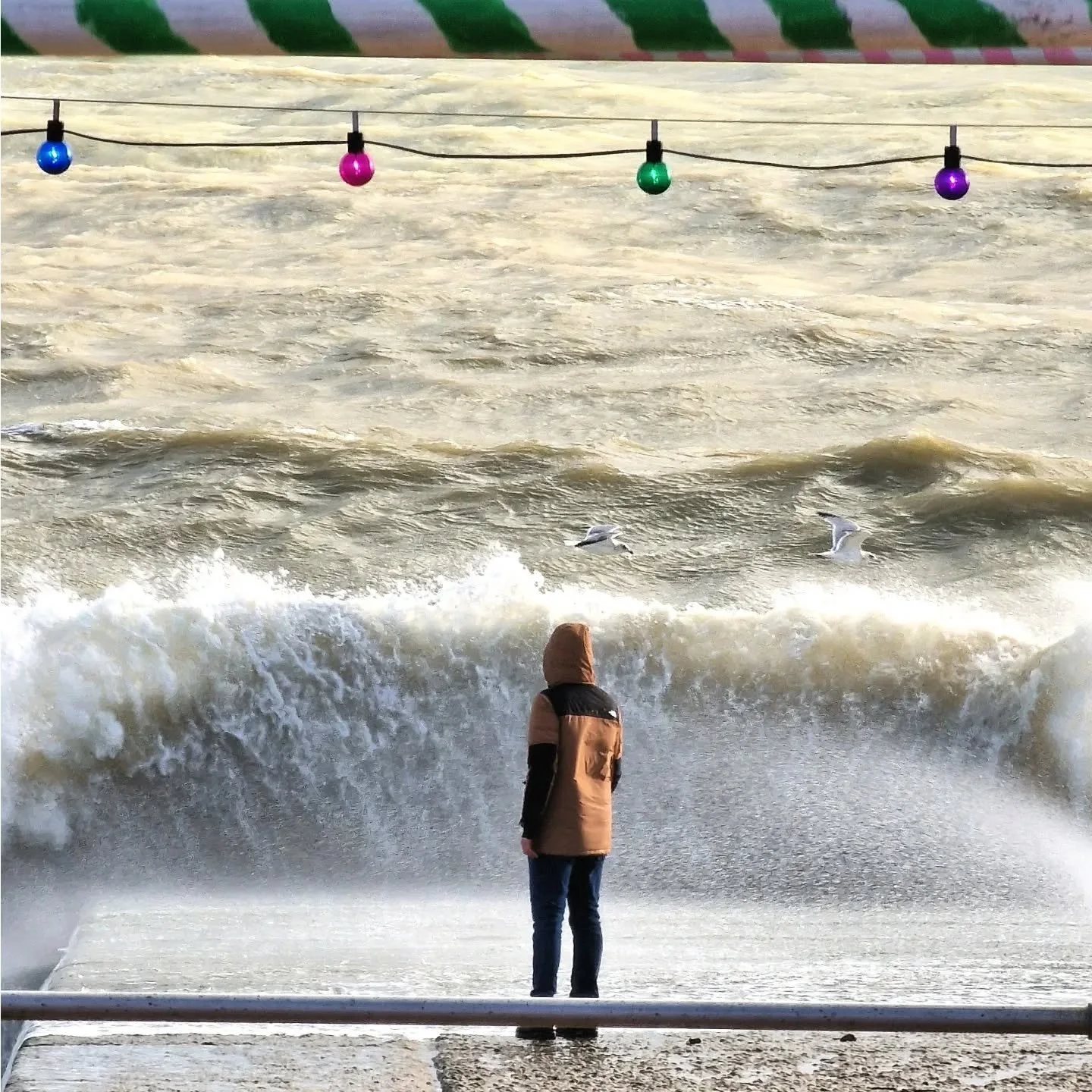 Big splashes this afternoon with our pretty new beach lights ✨️ 

#waveytime
#goatledge