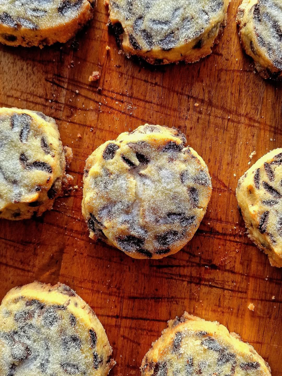Your Friday sweet treat - go on - you deserve it! 

Chocolate and Clementine Shortbread - the perfect combination of ingredients to enable a party in your mouth 💃 

#shortbread 
#homemade 
#chocolate
#clementine 
#goatledge