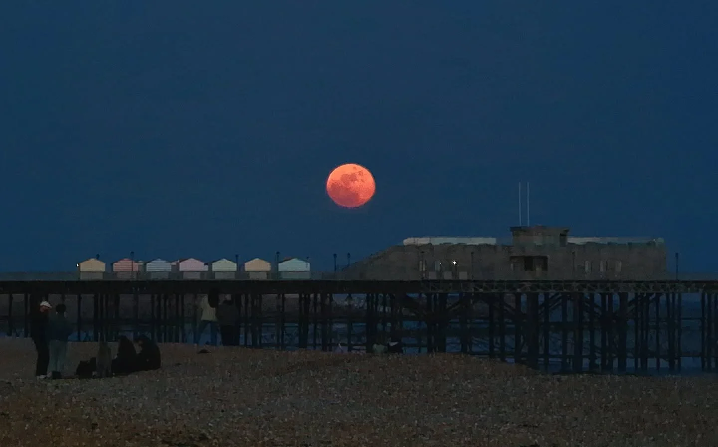 The blood red moon making an appearance over Hastings pier tonight 🌕  Did you know..

The red colour happens because Earth's atmosphere scatters blue light and bends red light onto the lunar surface - basically projecting every sunrise and sunset on