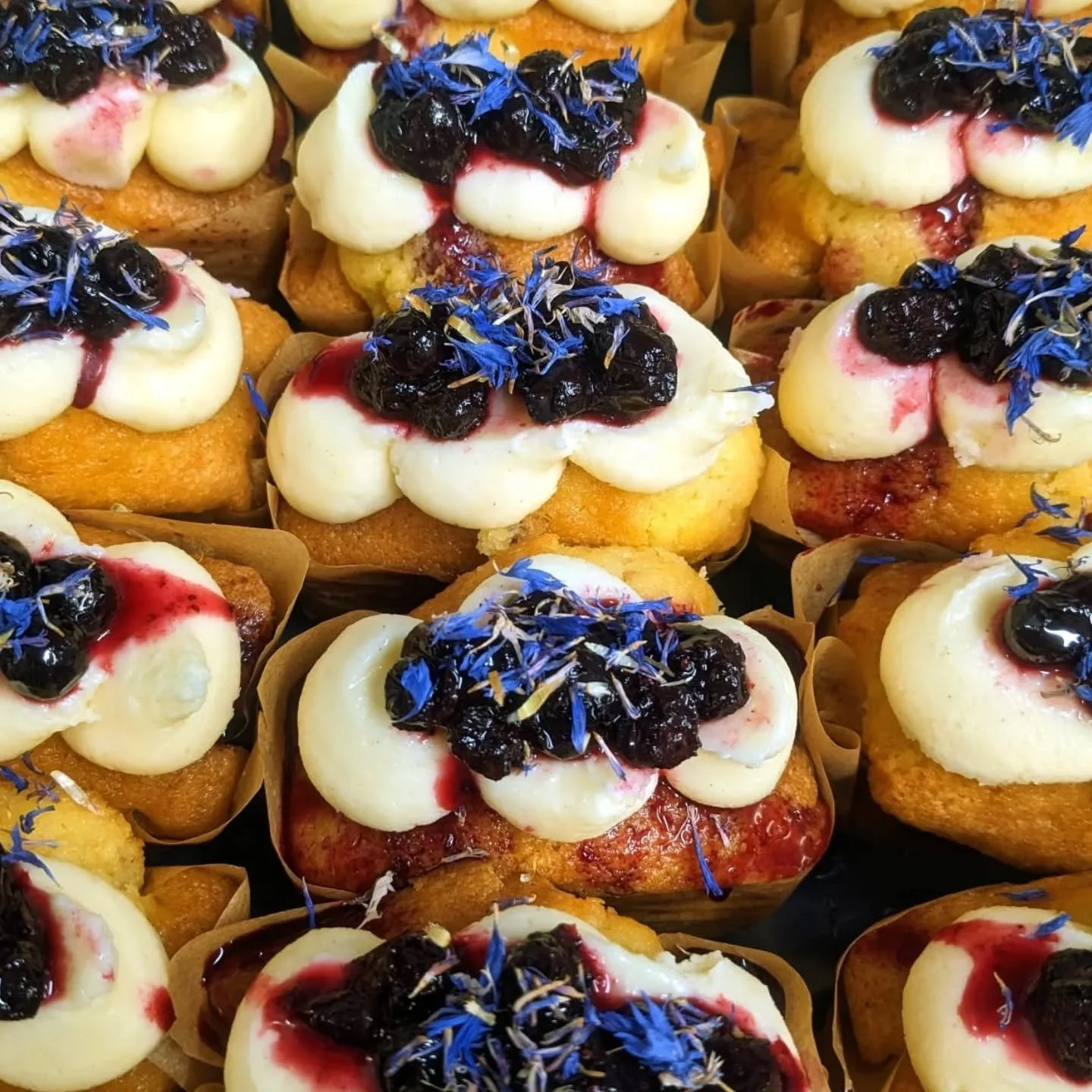 YUM! 👇 🎂 

● Lemon &amp; Blueberry 🍋 
● Hibiscus, Rose &amp; Rhubarb 🌺 
● Blood Orange &amp; Almond 🍊 

Get your homemade tasty treats now! 👀 

#caketime 
#homemade 
#goatledge