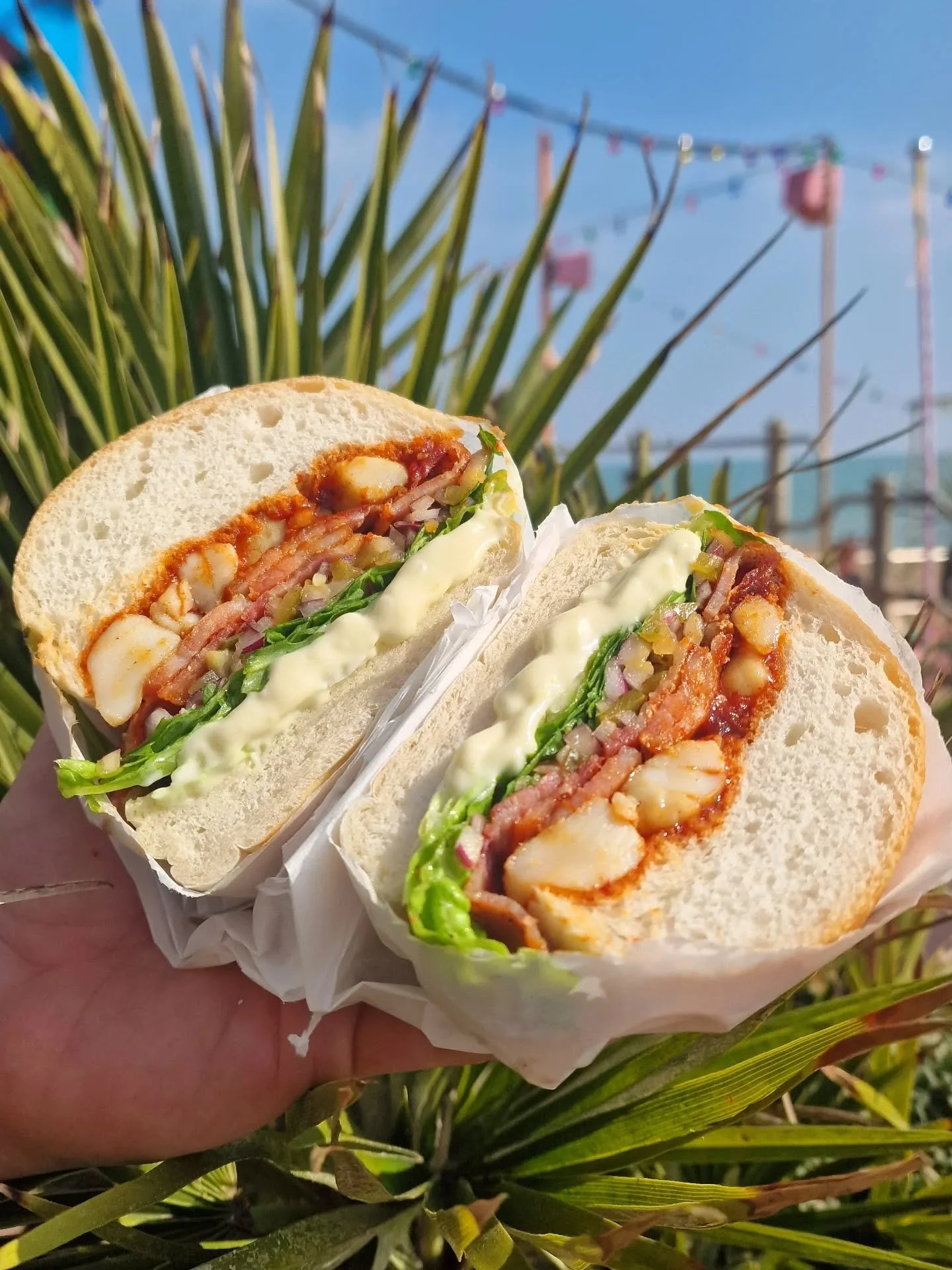 Rye Bay Scallop Bap 🐚 🥓 

with bacon, chilli jam, aoili &amp; lettuce... YUM! ☀️ 

Get yours this week! Extra fresh, extra tasty 😋

#ryebayscallops 
#extratasty 
#lunchtime 
#localfood 
#goatledge