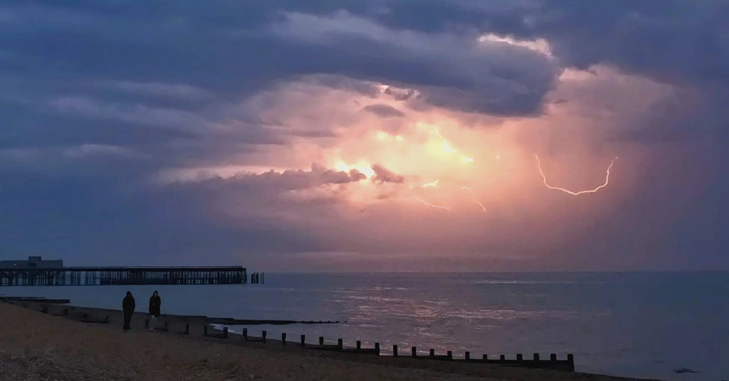 A lightning storm passing over hastings pier last night 🌩⚡️

#lightning
#thunder 
#stormyskies
#stleonardsonsea
#goatledge