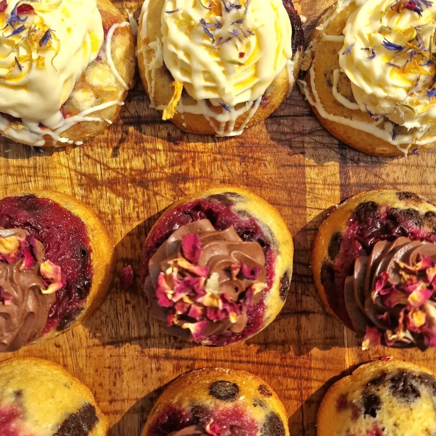 YUM! Blueberry, Passionfruit &amp; White Chocolate/ Sour Cherry &amp; Chocolate.. available NOW! 😎

Freshly baked on site by the wonderful @beckyscakes 🎂 

#freshcakes 
#thetastiest 
#goatledgebakery 
#summerdelights
#goatledge