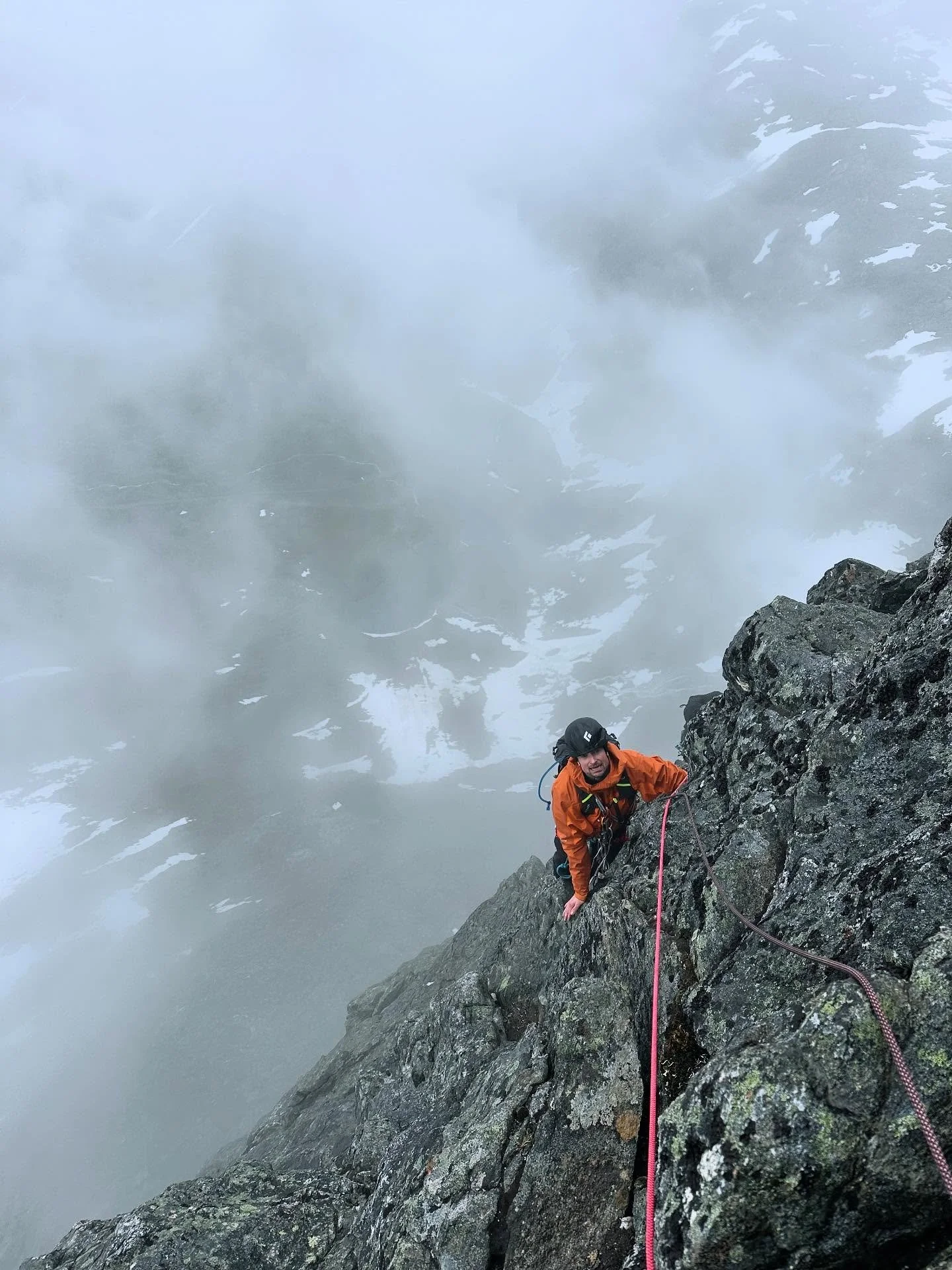 Sommersesongen er i full gang med turer i Romsdalen og Hurrungane. 
Vi har fortsatt en del ledig for sommeren s&aring; ta kontakt om du er interessert. 
Her fra turer til Romsdalshorn i litt ruskete v&aelig;r denne uka.