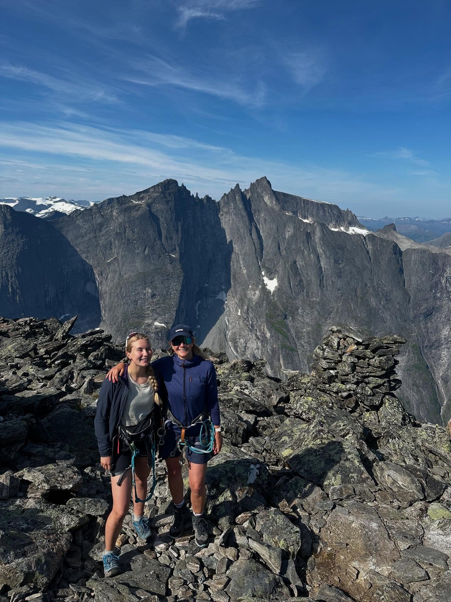 For et v&aelig;r vi har hatt og mange fine turer. Vi har hatt det travelt til fjells i Romsdalen og Hurrungane. Her er noen bilder fra Store Skagast&oslash;lstind og Romsdalshorn. 
Bilder: @nilsnguide og @cmar10nsen