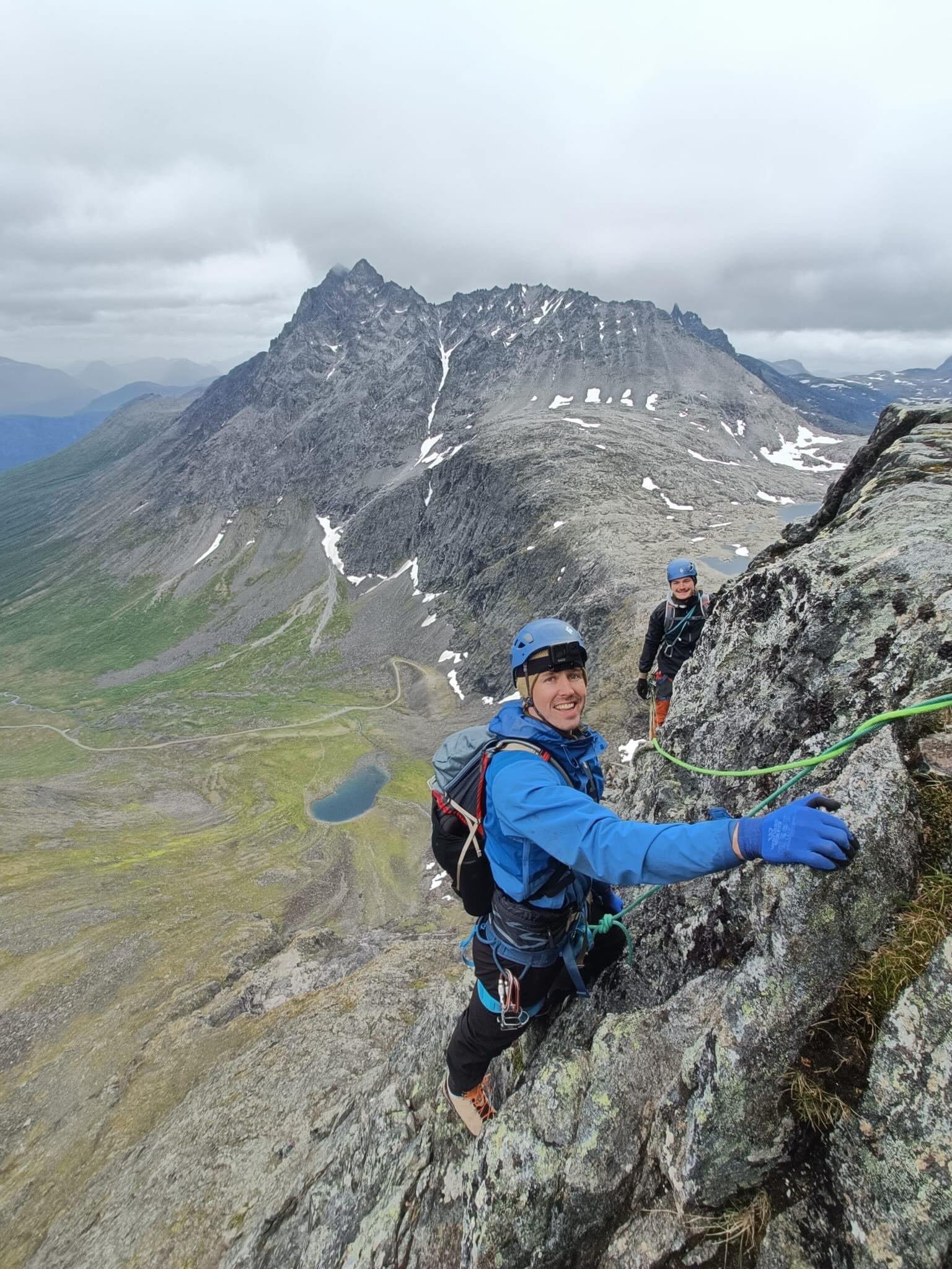 Travelt i fjellet om dagen. Her er et lite utvalg fra forrige uke i Romsdalen. Romsdalshorn, Kvanndalstind, Dr&oslash;mmediederet p&aring; Vengetind og Nord&oslash;steggen p&aring; Store Trolltind. 
Vi har ledig enkelte dager denne uka b&aring;de i R
