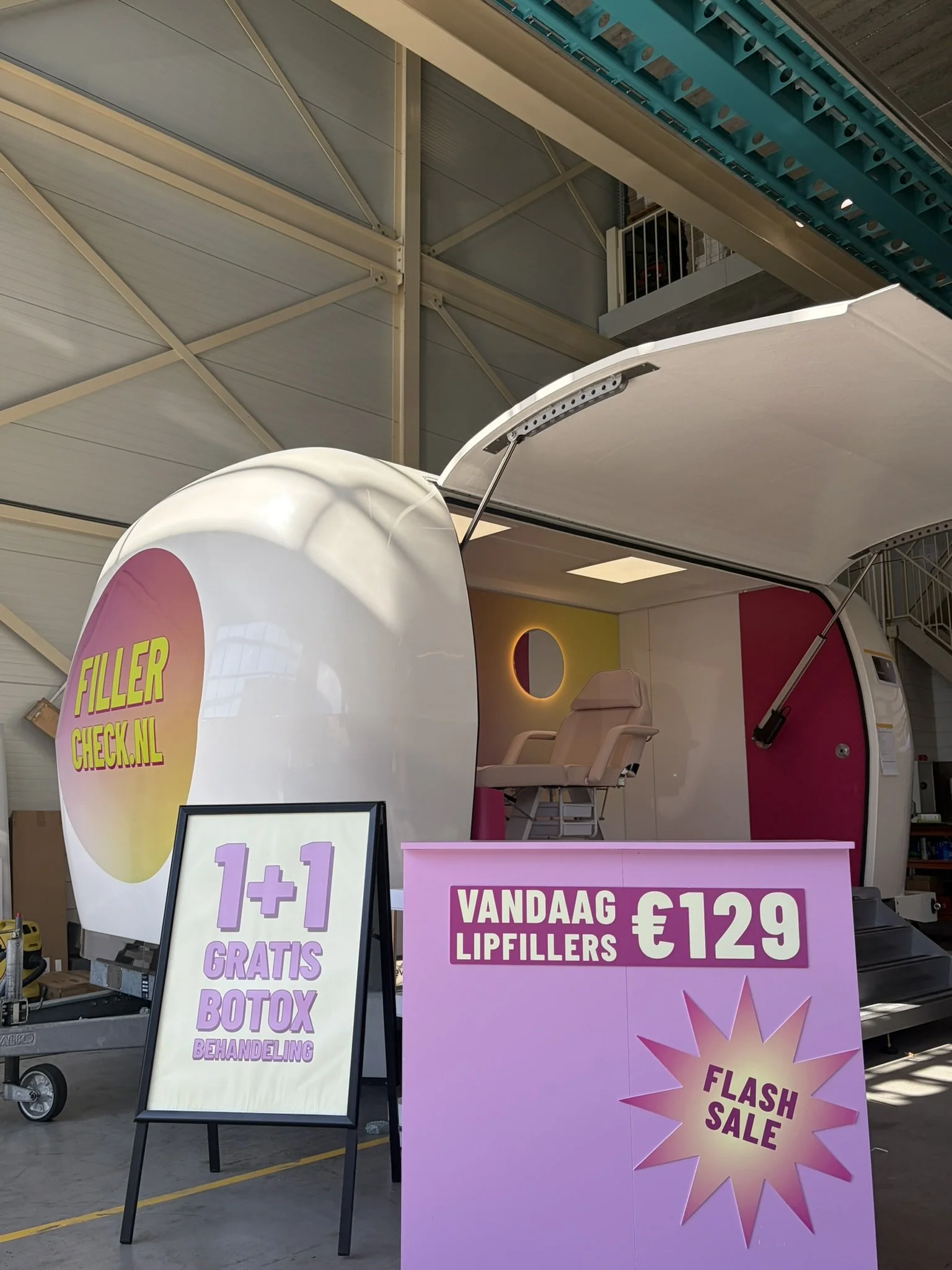 pop-up filler kliniek in roze eggstreamer van igj tranzo en wiemooiwilzijn