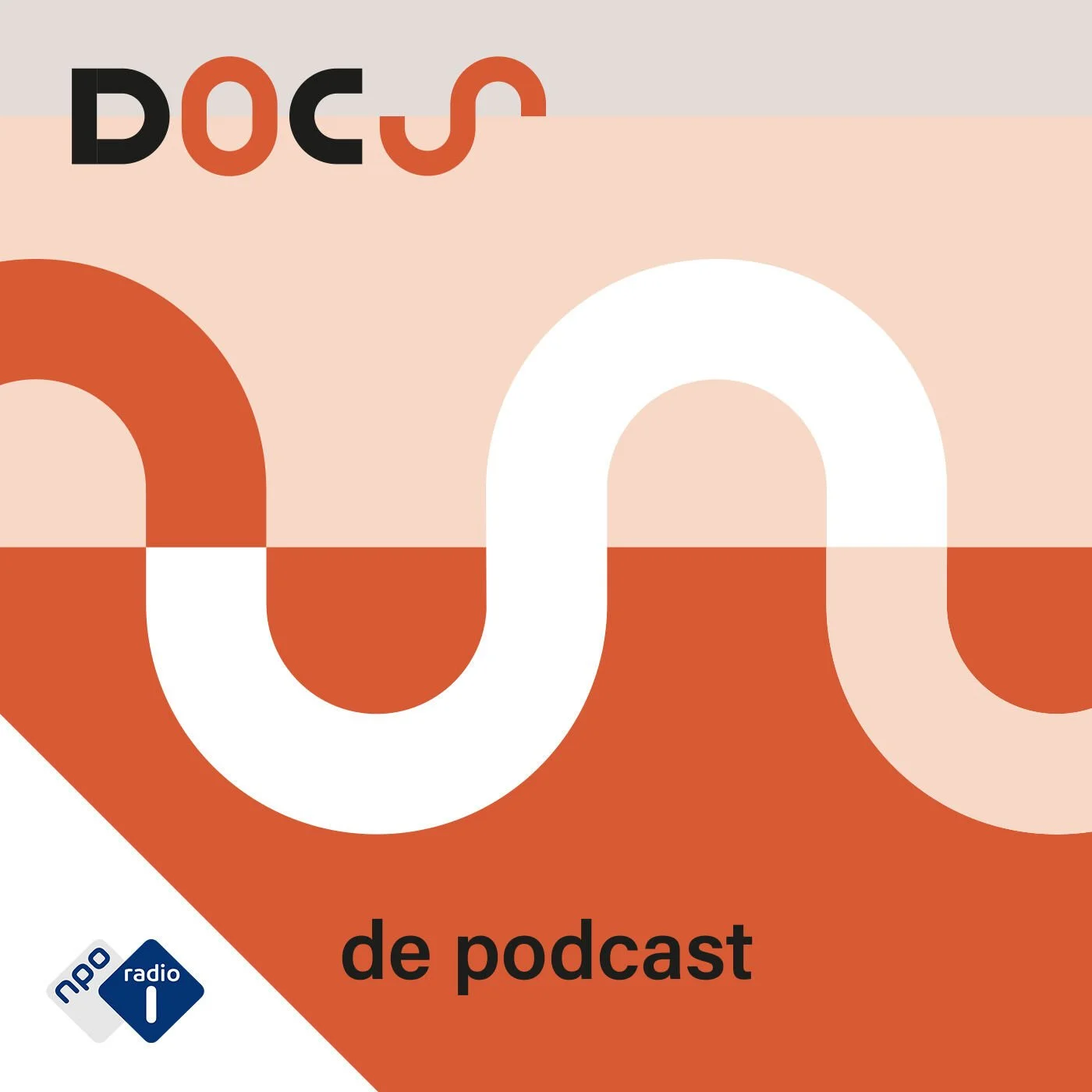 Logo van een podcast genaamd "DOCS" met abstracte oranje en witte vormen, en een NPO Radio 1 badge.
