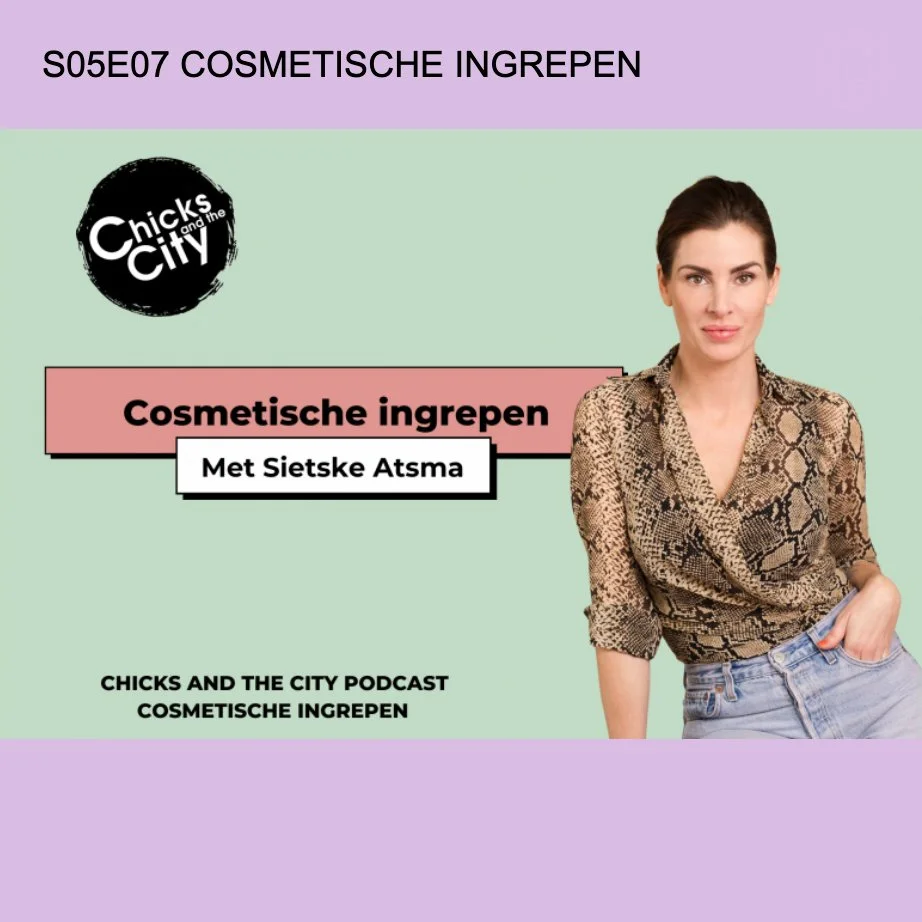 Podcastaflevering Chicks and the City over cosmetische ingrepen met een persoon in een slangenprint blouse.