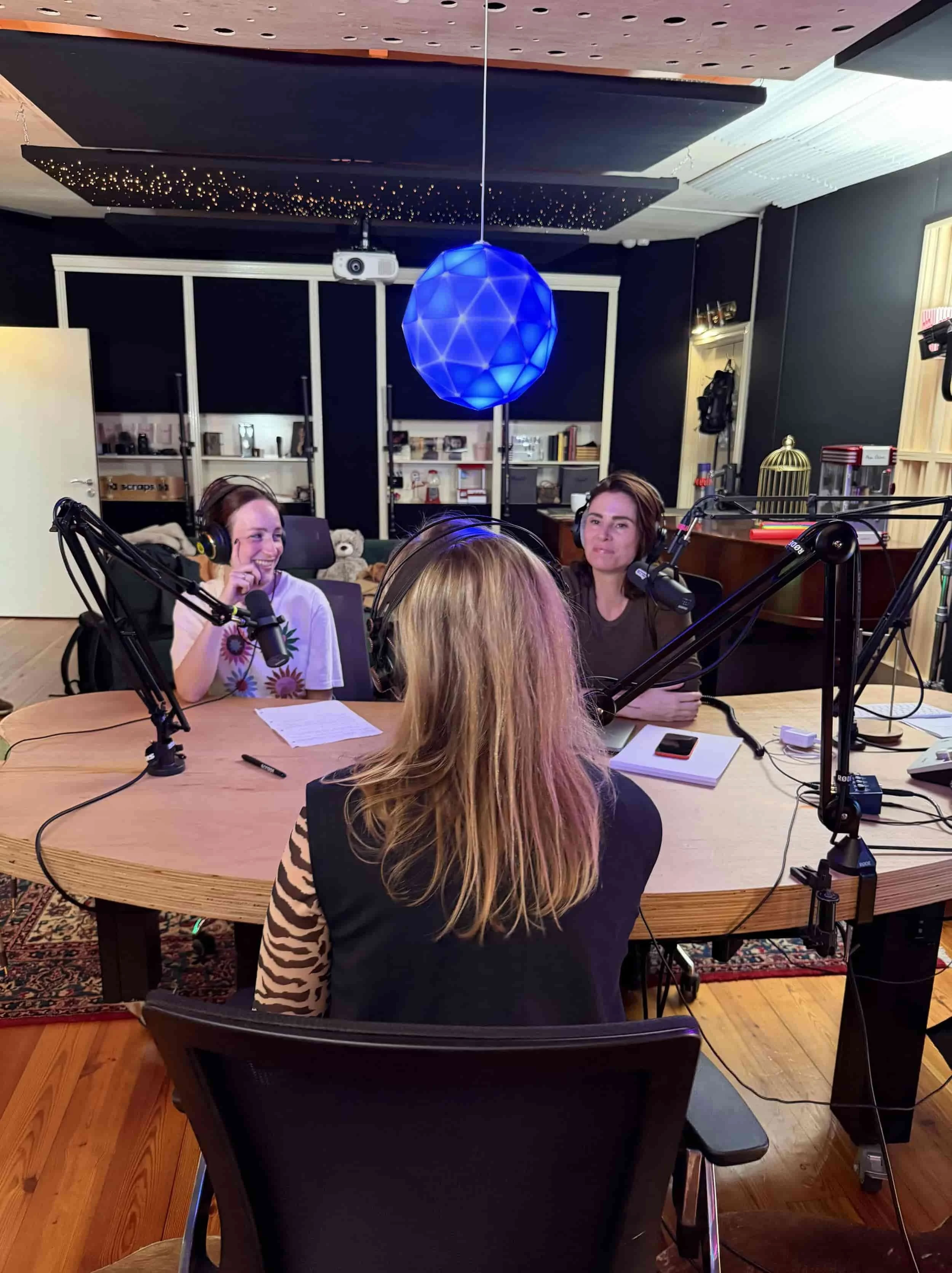 anne-mette hermans rosemarie jansen en sietske atsma in de wiemooiwilzijn podcast studio