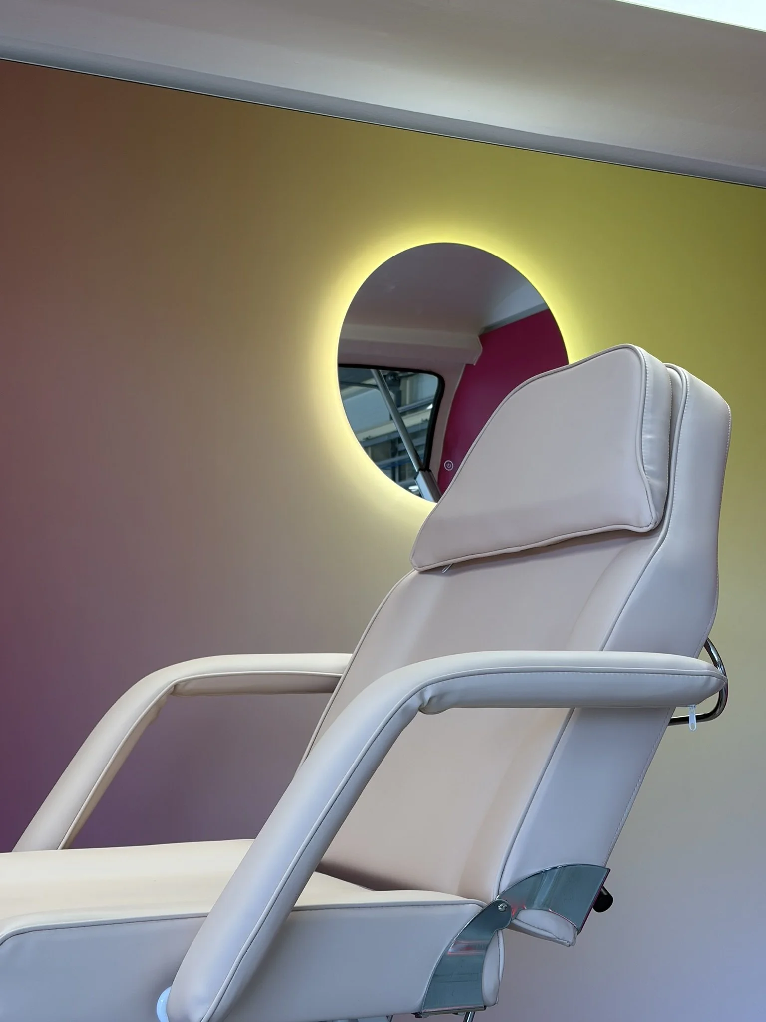roze behandelstoel in pop-up fillerkliniek igj tranzo en wiemooiwilzijn