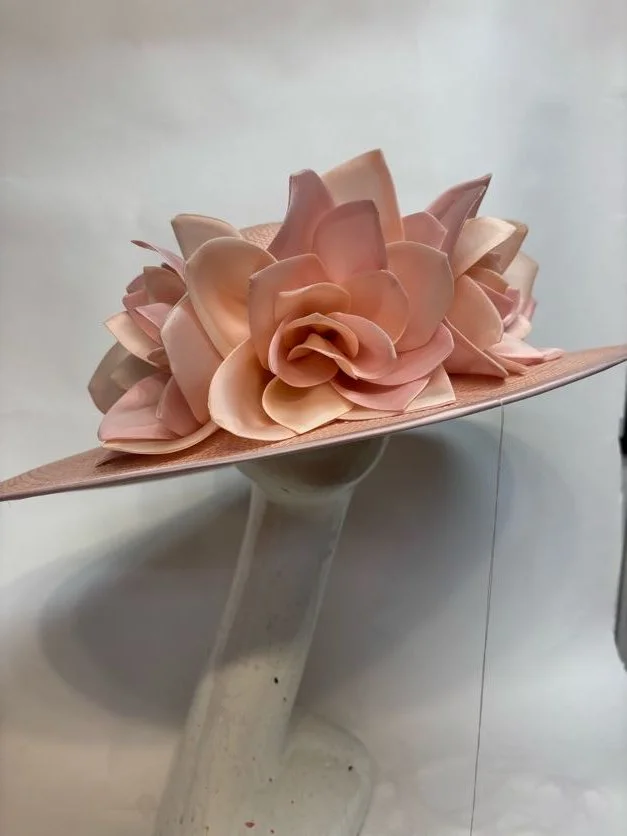 Straw, gathered silk flowers