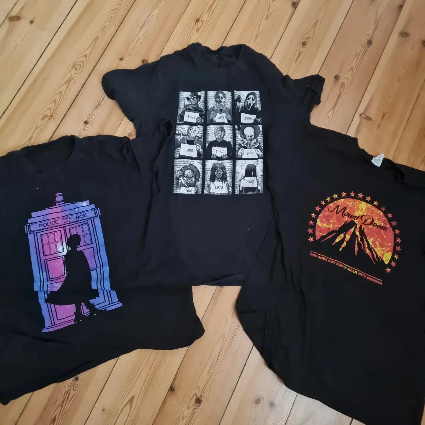 Vi er stadig på besøg hos den tilfældige mediefagslærer et tilfældigt sted i Danmark. Her ser I et udvalg af vedkommendes sove-t-shirts. Hvilken ville du helst sove i? #strangerthings # medierrulesmyworld #vildmedmedief