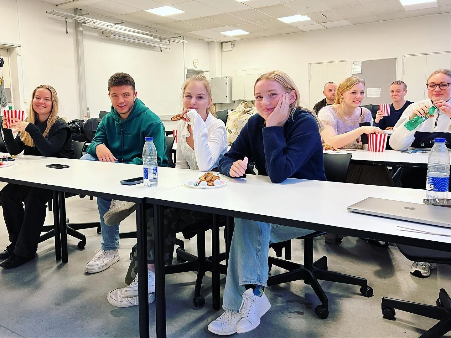 Mediefag er ikke kun teori og teknik! Her er det afslutning og jule(u)hygge med filmen Tusk 🎄🤩🎬
#stx #fremtid #uddannelse #skole #gymnasium #efterskole #danmark #klasse #undervisning #walrusyes