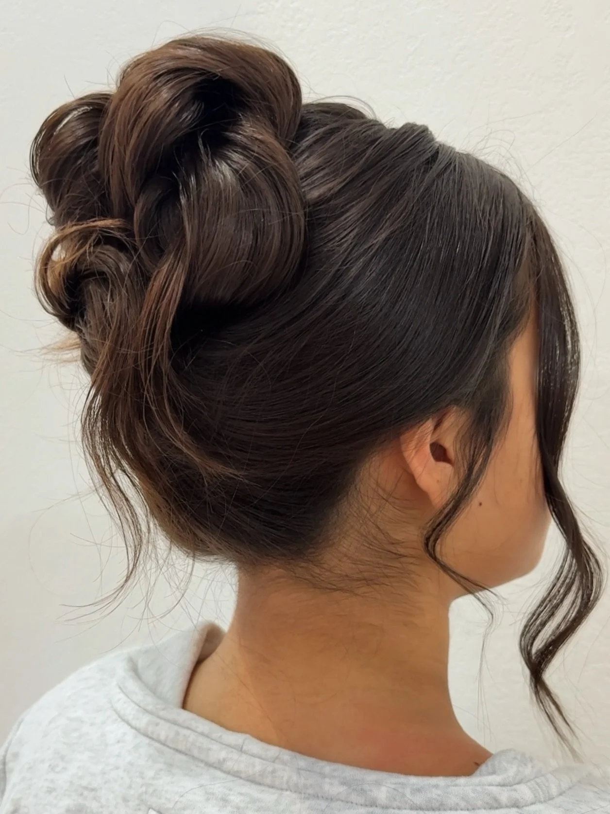 This is an example of the same technique used for both styles, but with different hair color, texture, light, and position.

First photo: dark hair, soft and fine texture, not chemically processed, and this photo was taken indoors in indirect lightin